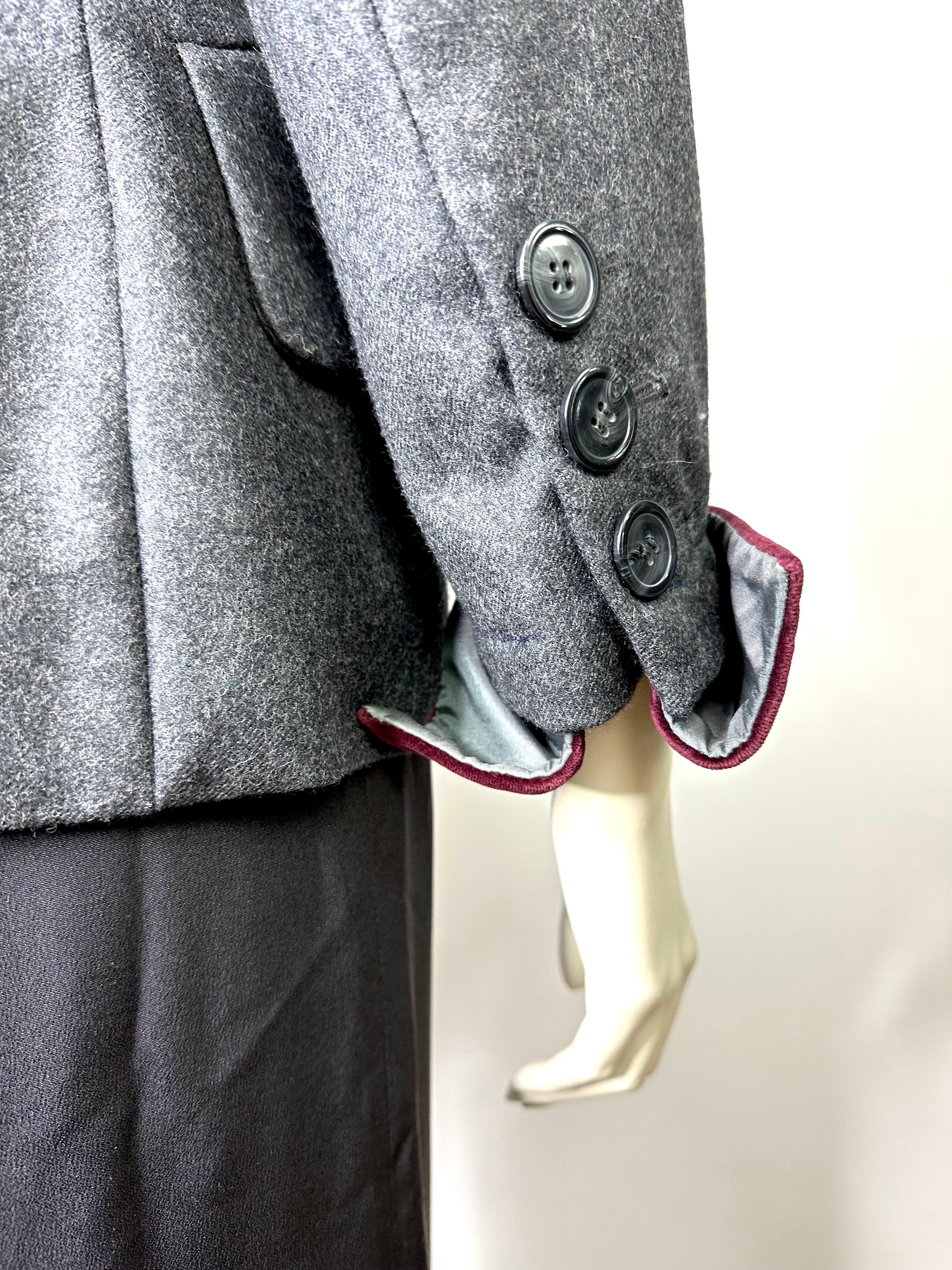 Vintage Yves saint Laurent grey wool blazer from 1990 For Sale 3
