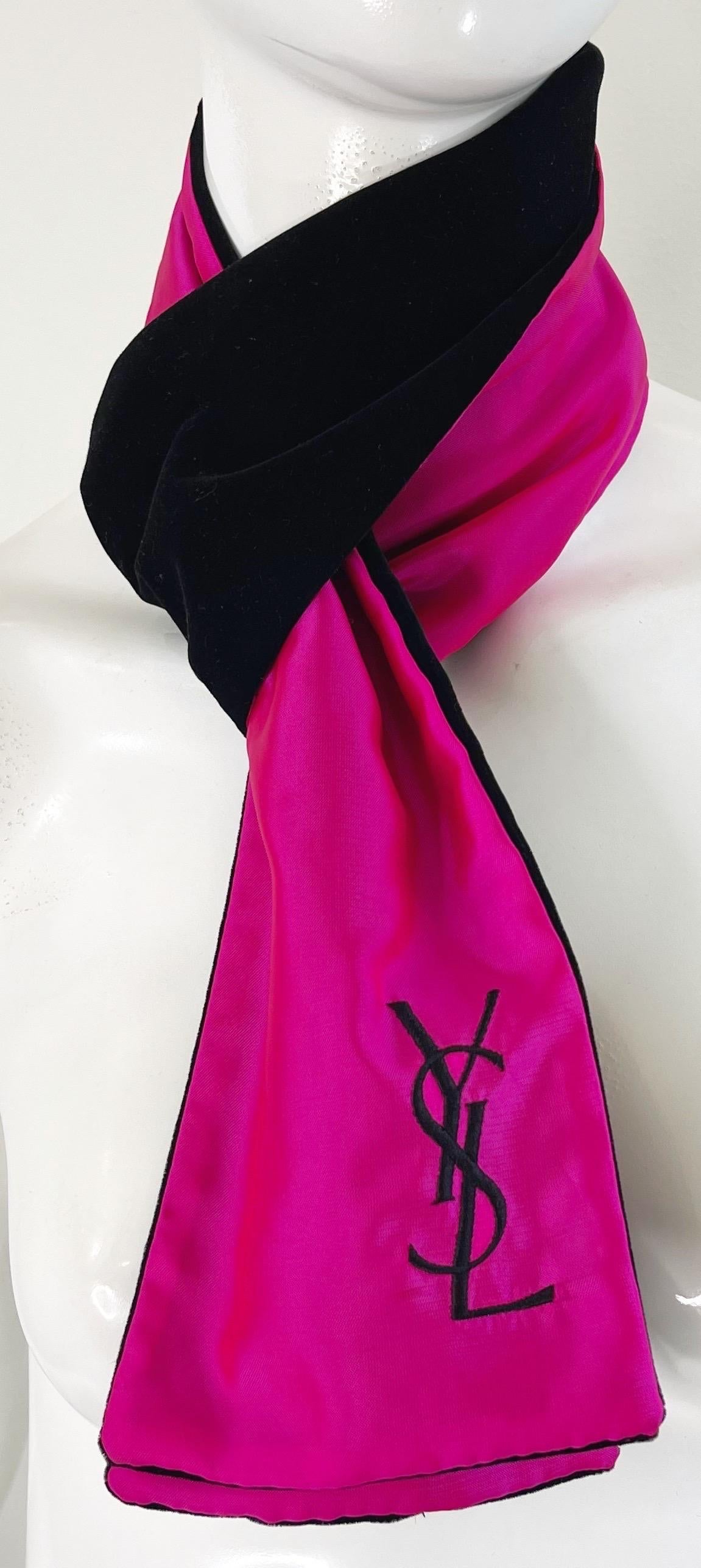 Vintage Yves Saint Laurent Soie Rose Chaude Velours Noir Logo YSL Etole Echarpe en vente 4