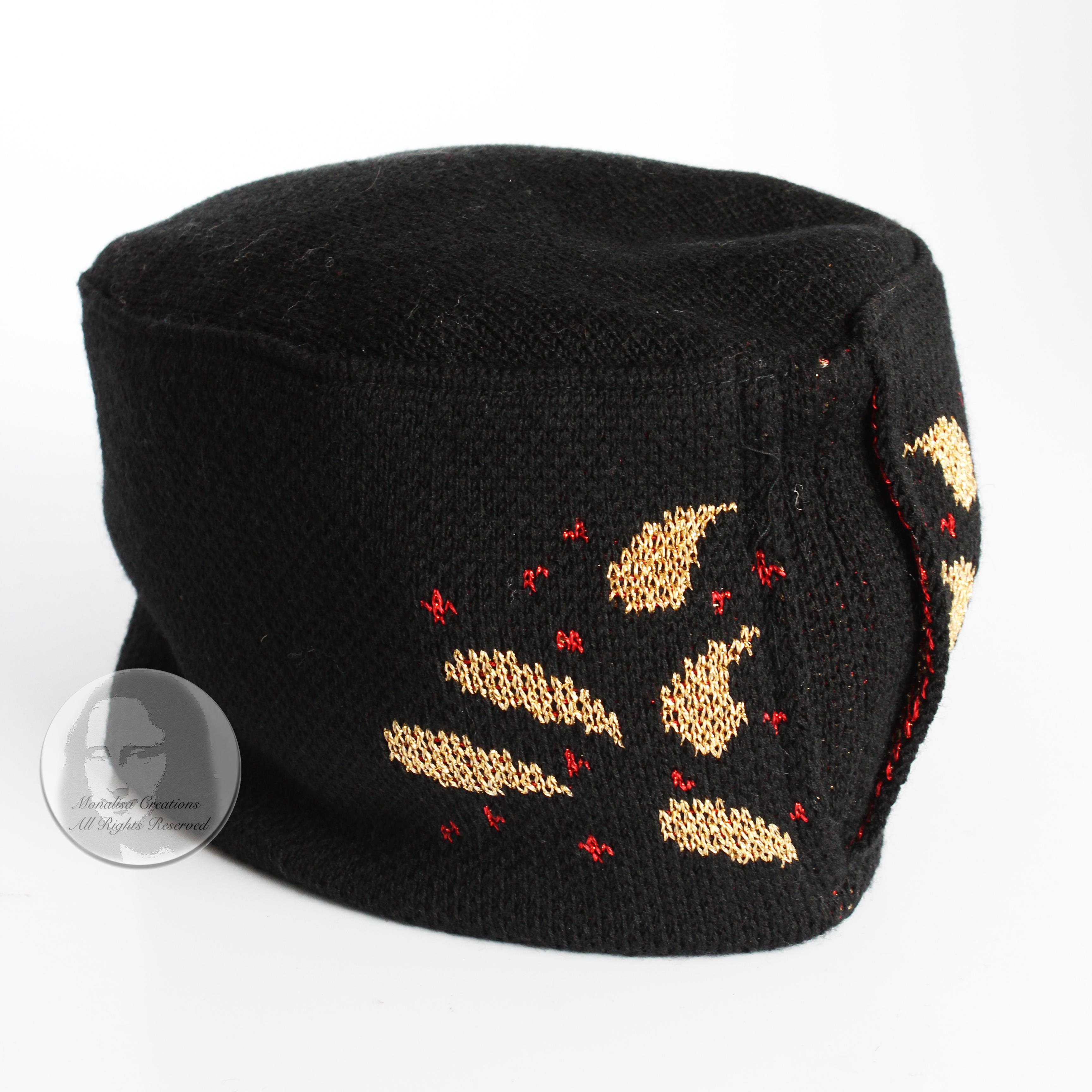 Gebrauchte Vintage-Strickmütze, hergestellt von Yves Saint Laurent, wahrscheinlich Ende der 70er oder Anfang der 80er Jahre.  Er ist aus einem Woll-Metallic-Gemisch gestrickt und im Fez-Stil mit einem abstrakten Paisleymuster in Gold und Rot