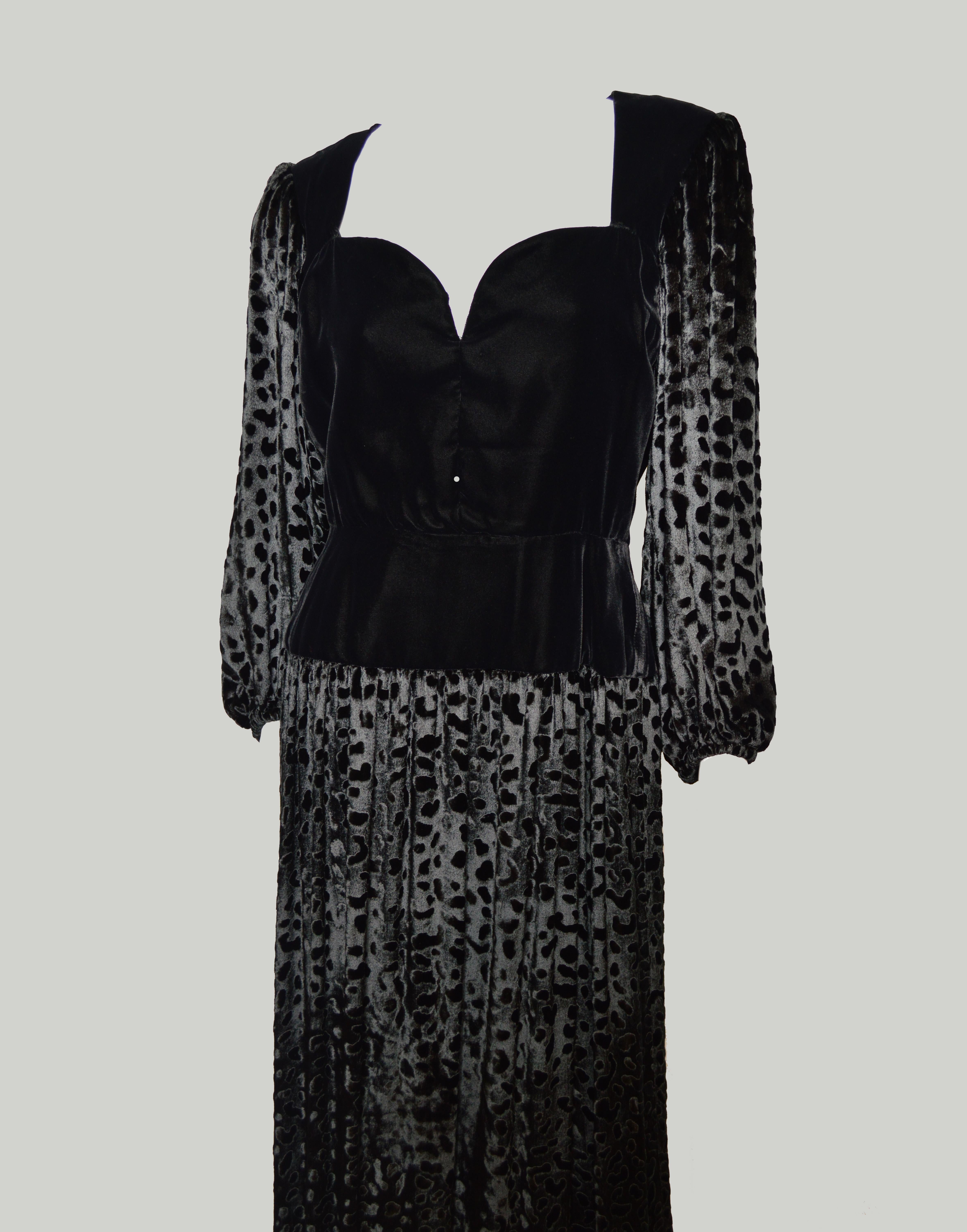 Ein exquisites Vintage Demi Couture Abendkleid aus den 1980er Jahren von Yves Saint Laurent. Wunderschön konstruiert mit vielen Details, von Hand verarbeitet, in einem prächtigen schwarzen Samt. In Maxilänge mit verdeckten Samtknöpfen und einem