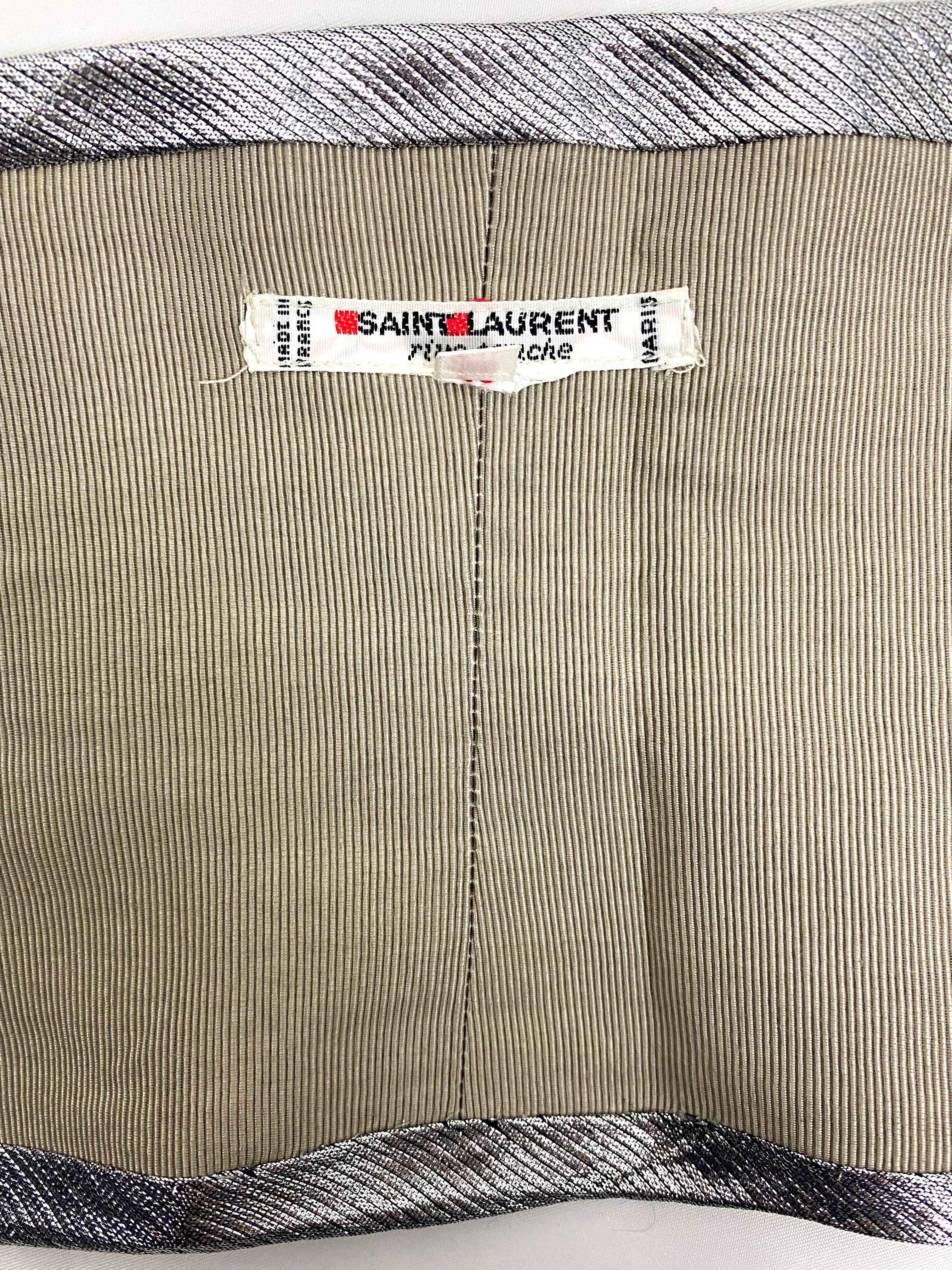 Chemisier vintage Yves Saint Laurent argenté avec large ceinture plissée YSL en vente 2