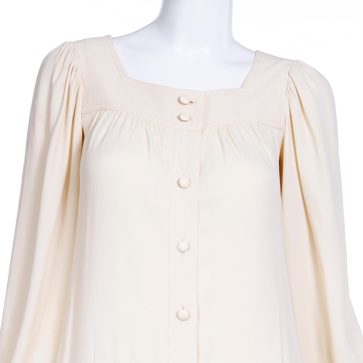 Vintage Yves Saint Laurent Neutrales beigefarbenes Jersey-Kleid mit Bischofsärmeln im Angebot 2