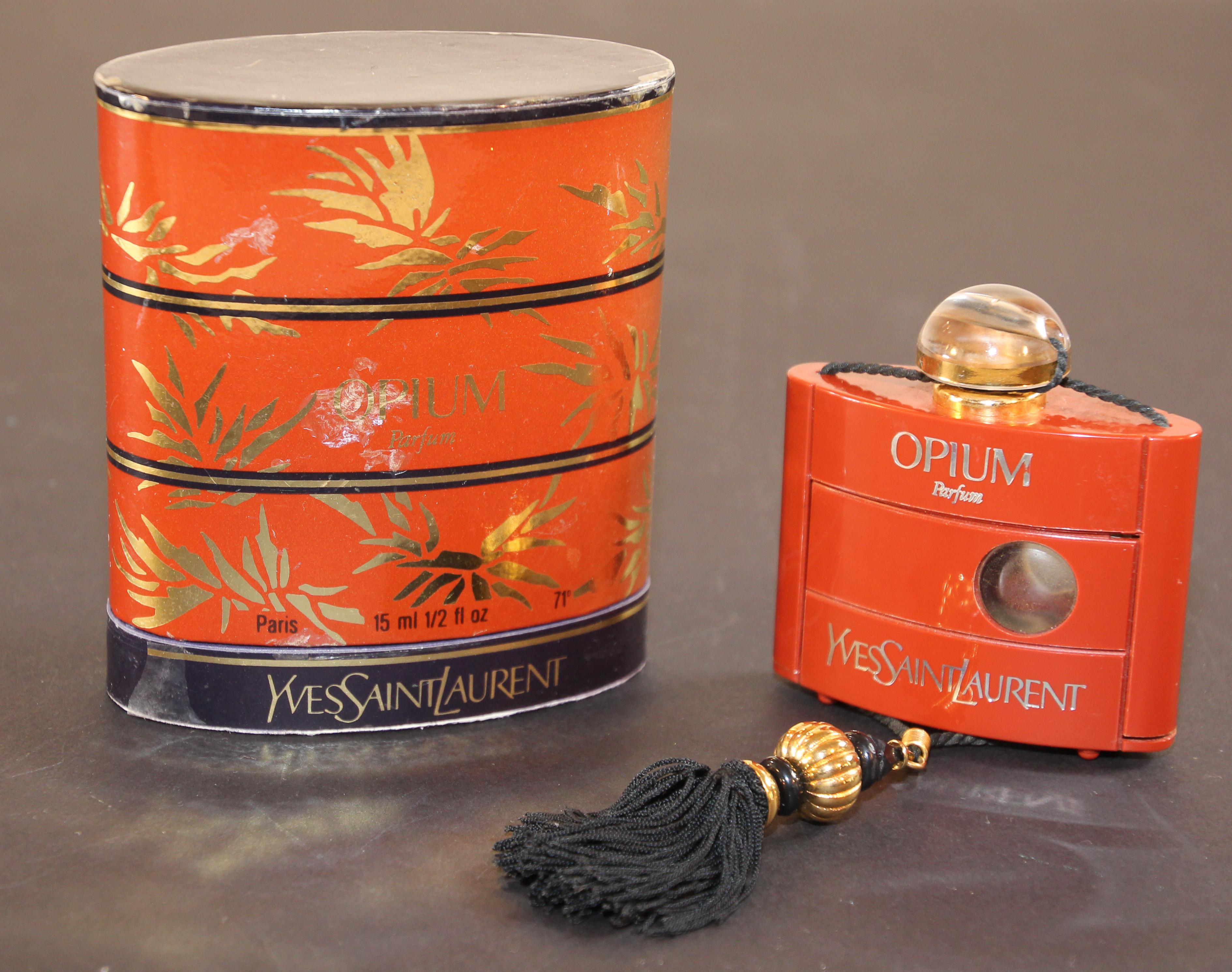 Vintage Yves Saint Laurent Opium Parfum hergestellt in Frankreich Collectional Flasche 1980'S
Dies ist Jahrgang, schwer zu finden, eingestellt, Sammler Parfüm Flasche : Yves Saint Laurent Opium Pure Parfüm .
Vintage Opium reines Parfüm 15 ml - 1/2