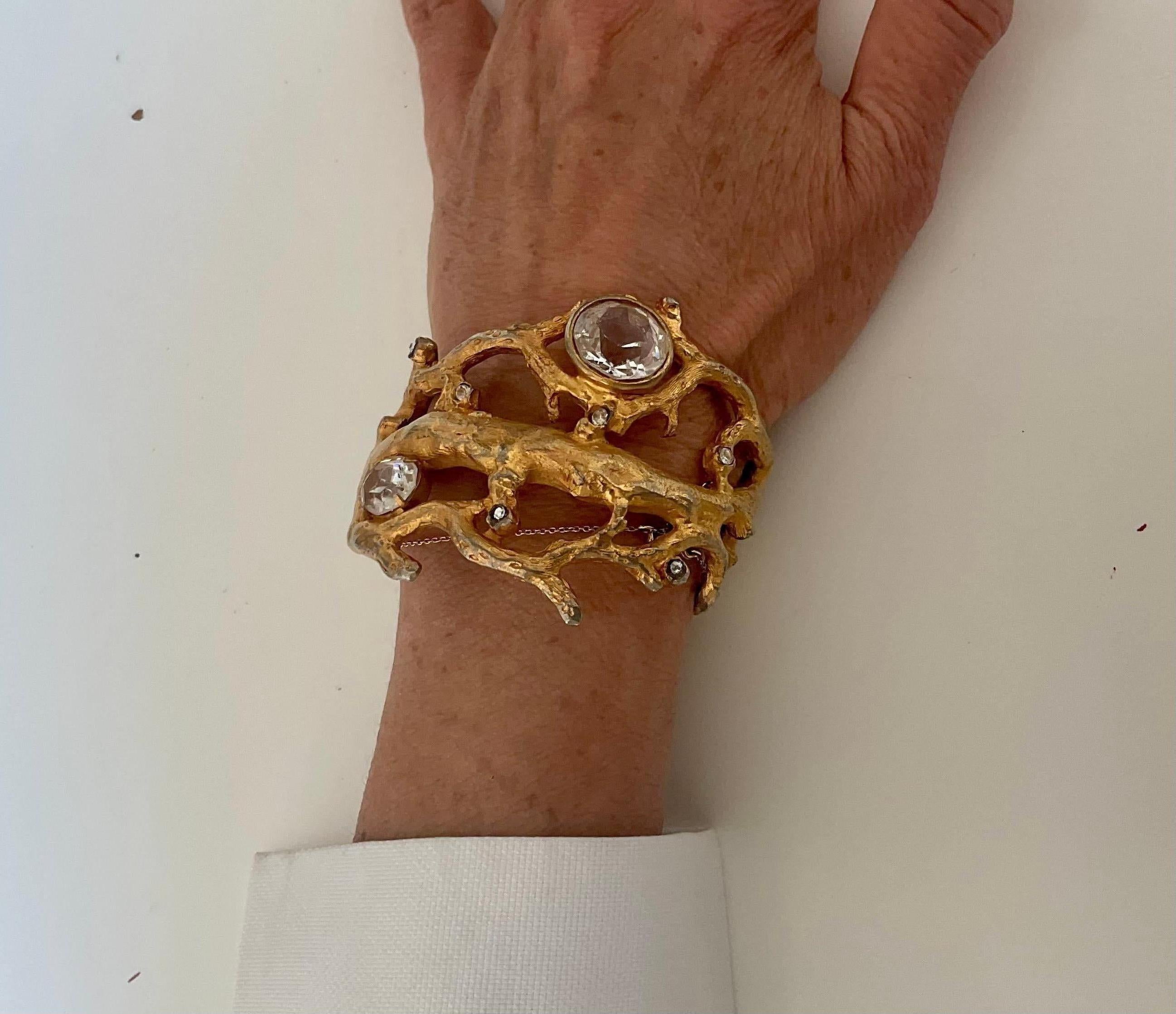 Vintage Yves Saint Laurent 70's Haute Couture Coppia di bracciali in oro in vendita 1
