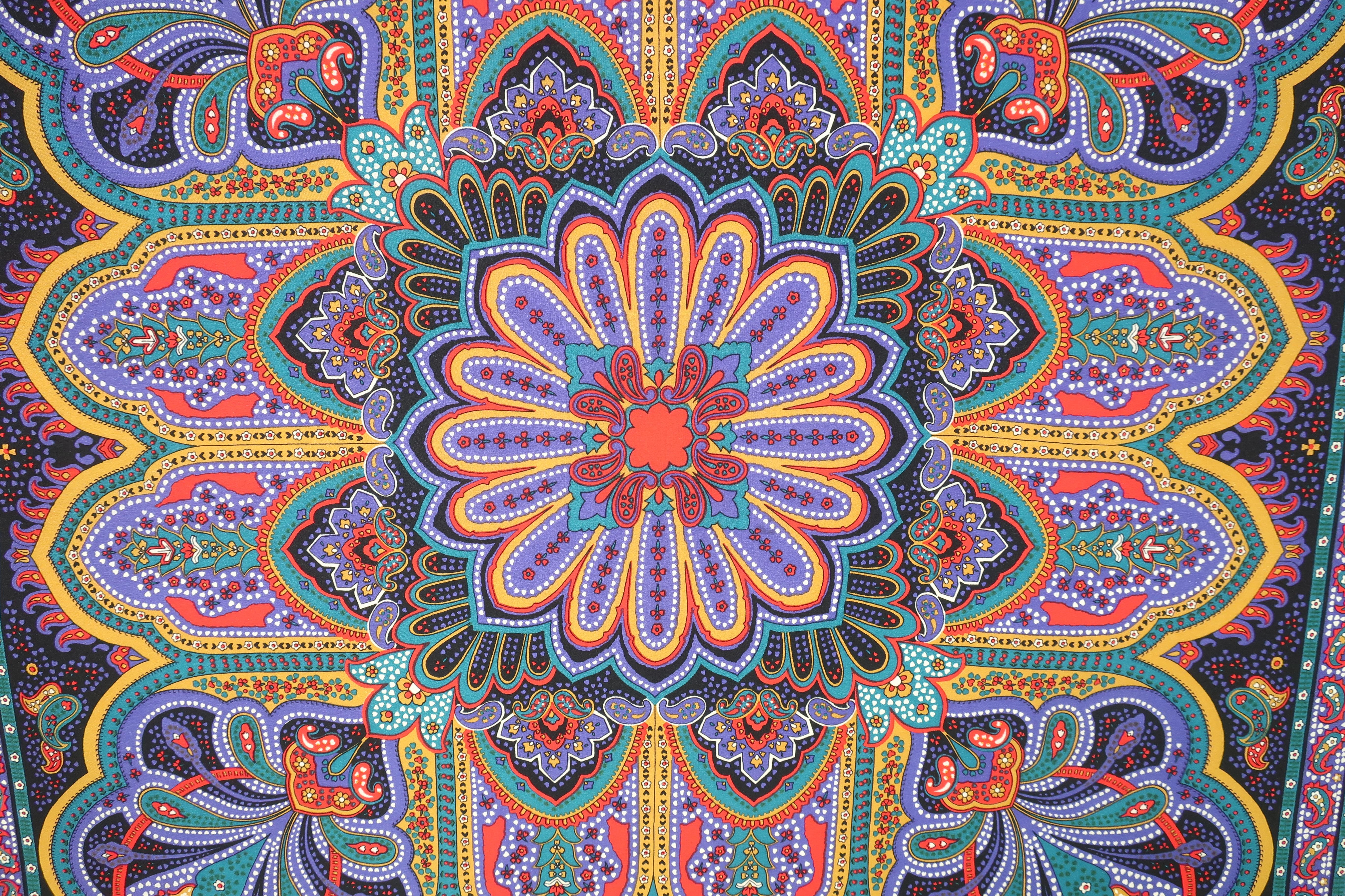 Ricorda l'ossessione inglese per il disegno paisley, ma senza dubbio è ispirato dalla devozione di Yves Saint Laurent per l'arte marocchina... un foulard di seta vintage nei toni del nero, blu, rosso, marrone, acqua, viola e bianco.  Abbastanza