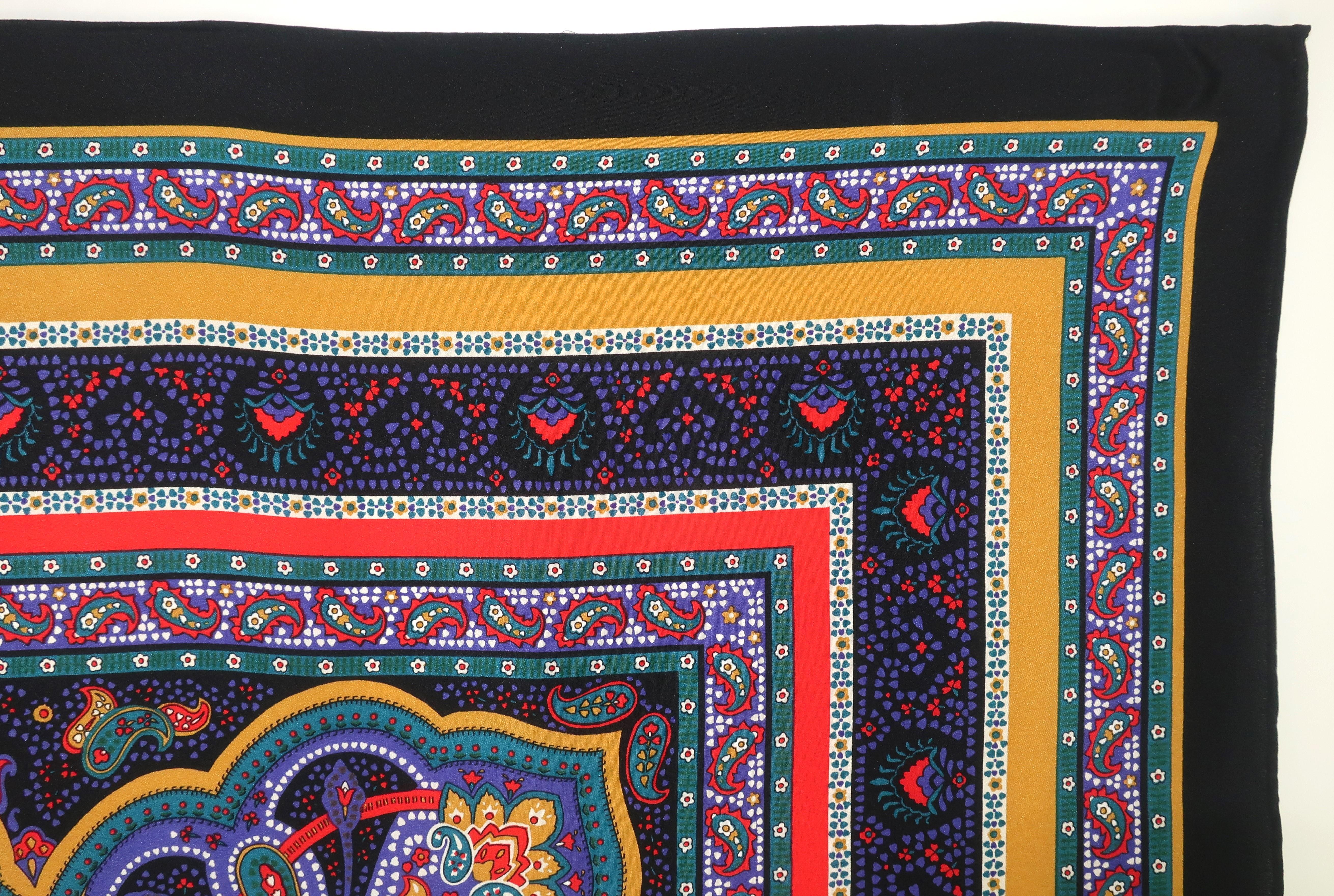 Sciarpa in seta stile paisley di Yves Saint Laurent In condizioni buone in vendita a Atlanta, GA