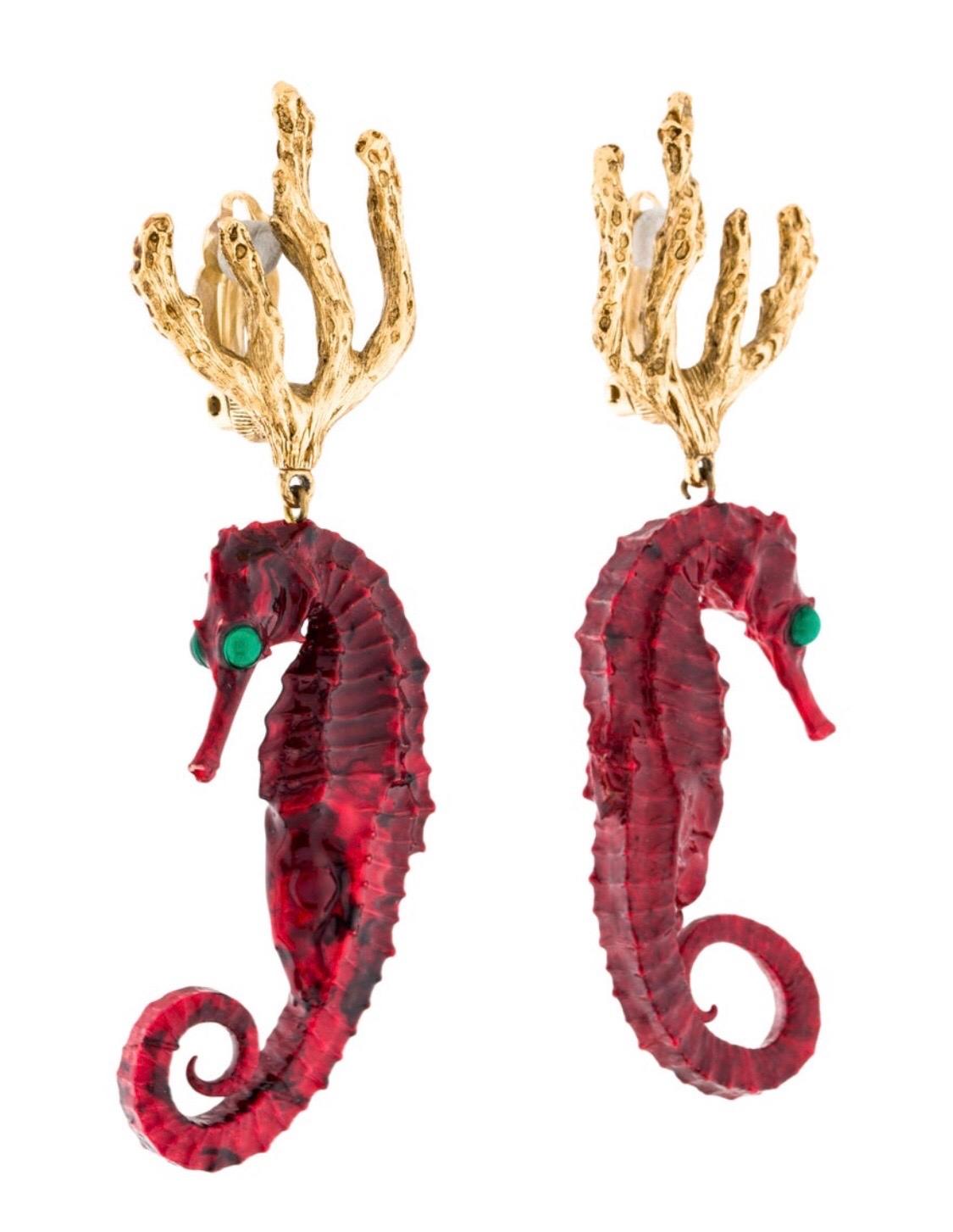 Yves Saint Laurent  Vintage rare hippocampe boucles d'oreilles pendantes à clip  avec une branche de corail doré et un hippocampe en résine rouge rubis avec des yeux en cabochon vert.
Créée dans les ateliers de Robert  Goosens.
Les dos dorés sont