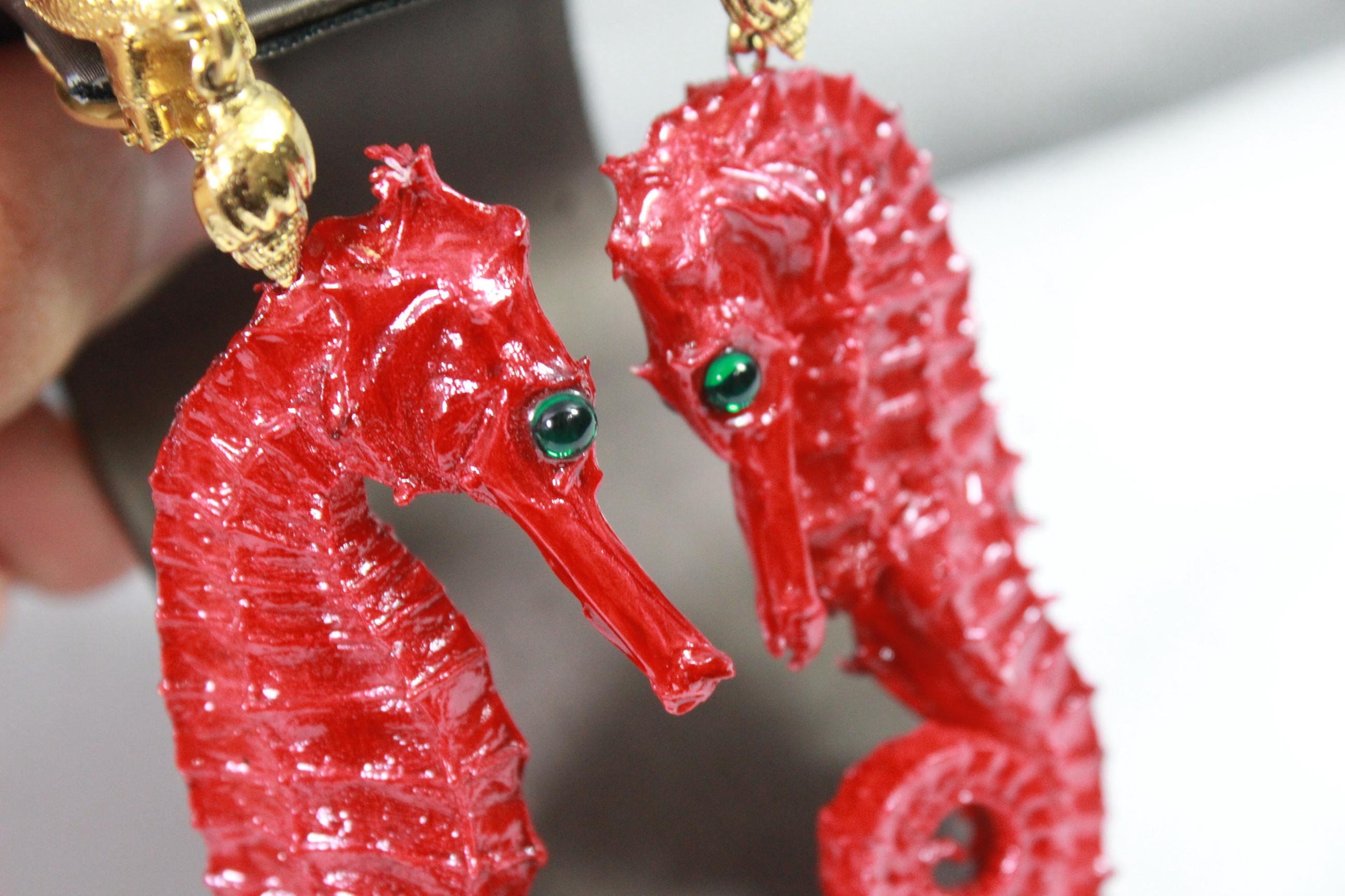 Rare pair of Yves saint laurrent vintage seahorses earings.
Signed in the clasp.
Really good vintage codition
One white stain in the bottom of one seahorse but it was like that when done

Size 11 cm