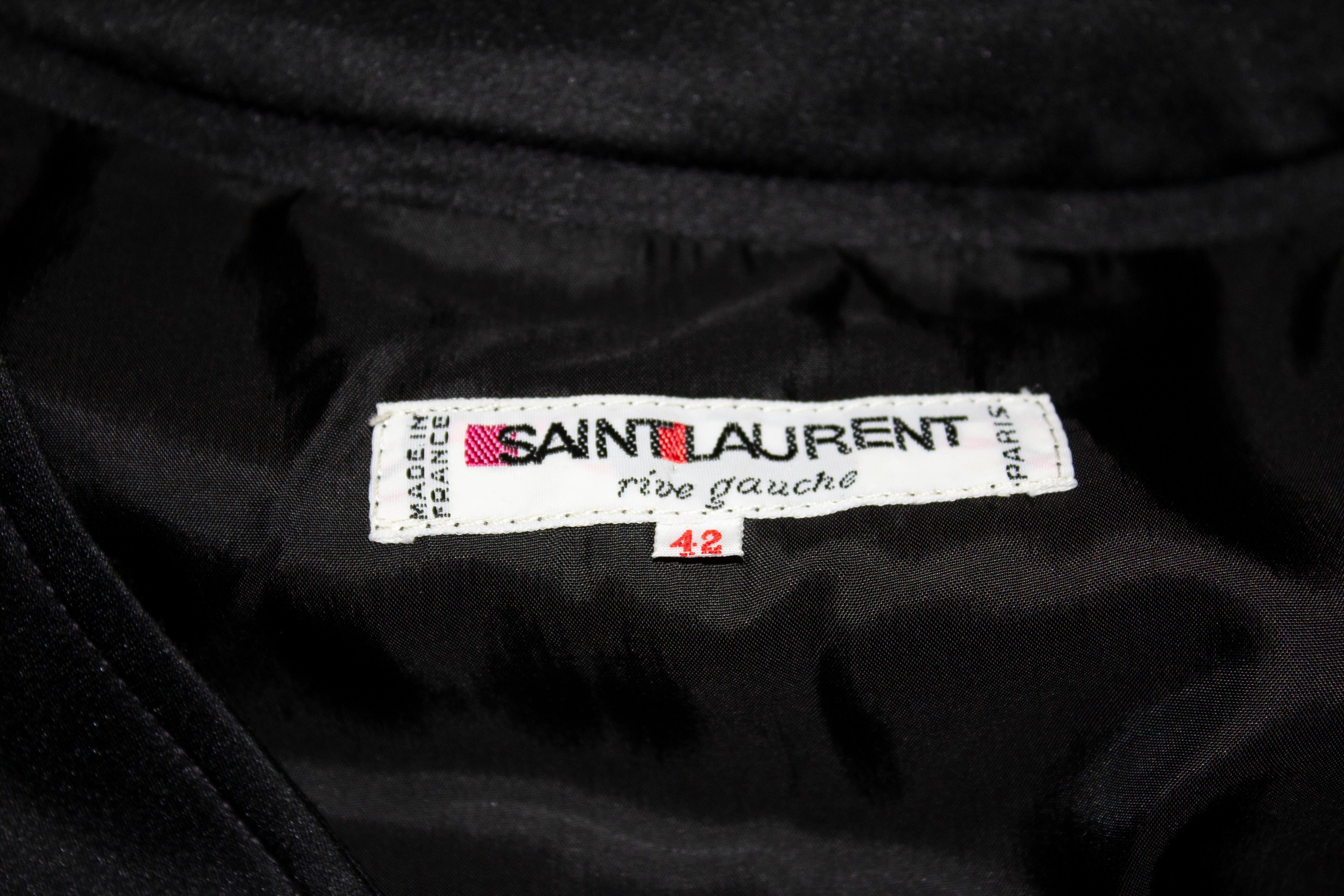 Ein schickes Vintage-Cocktailkleid von Yves Saint Laurent Rive Gauche. Das Kleid hat einen V-Ausschnitt, Knopföffnung mit wunderschönen Zierknöpfen, Raffung in der Taille und kleine Schulterpolster. Es ist vollständig gefüttert. 
Größe 42  Maße: