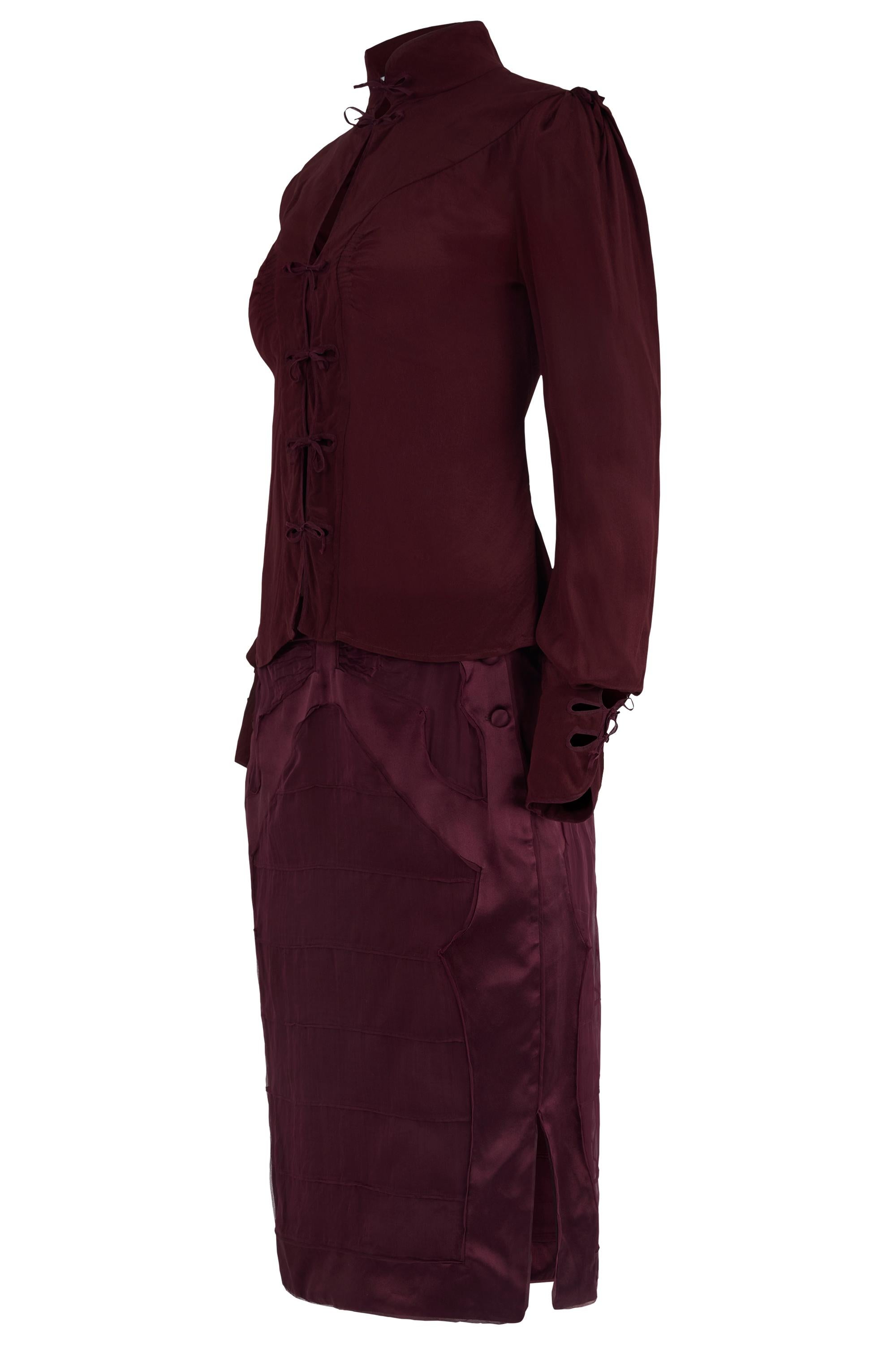 Yves Saint Laurent Rive Gauche A/I 04 (Look 7) set di seta vintage. Questo fantastico set in bordeaux intenso proviene da 