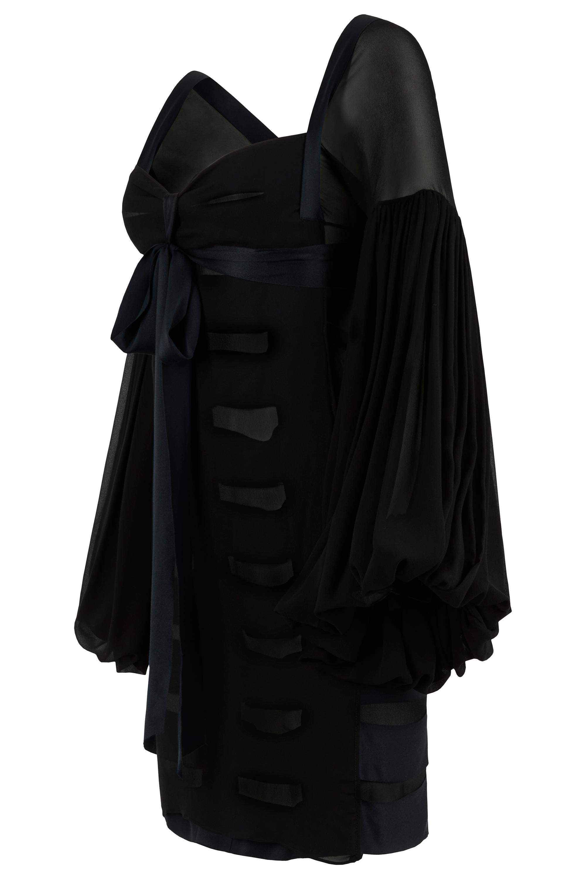 Vintage By Yves Saint Laurent F&F Vintage 2002 Silk Chiffon Dress. Il s'agit d'une pièce emblématique de cette collection, et l'une des plus rares. Cette pièce est issue du défilé 37 et figure dans la campagne de cette collection. Les manches cloche