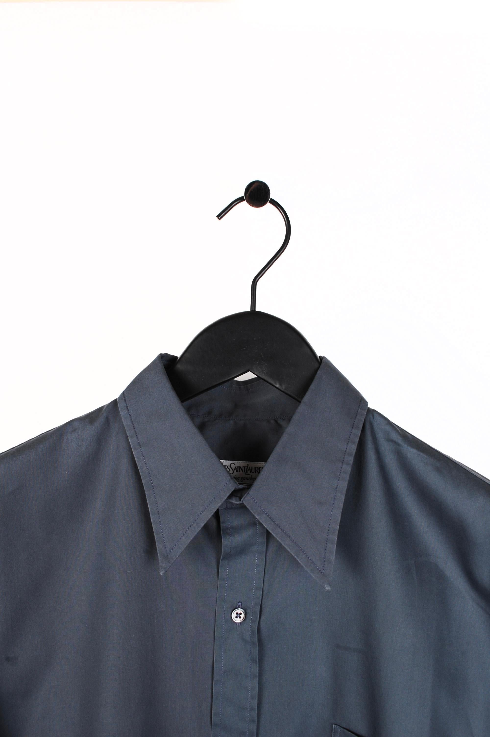 Item for sale is 100% genuine Yves Saint Laurent Rive Gauche Shirt S054
Color: Greyish blue
(An actual color may a bit vary due to individual computer screen interpretation)
Material: 100% cotton
Tag size:41/16 (Large)
This shirt is great quality