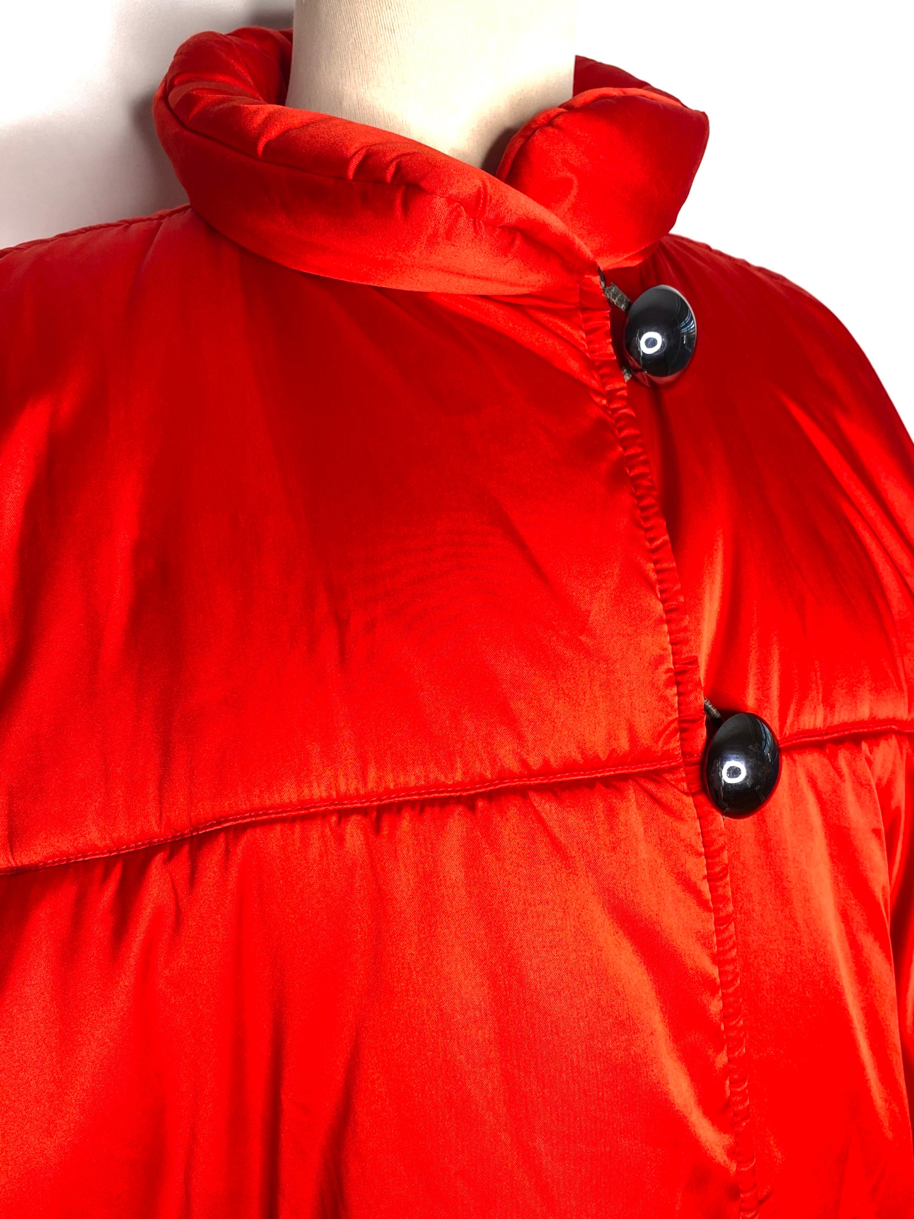 Vintage Yves Saint Laurent Rive gauche veste longue en duvet des années 1980.
Rouge feu avec de jolis et imposants boutons en métal couleur carbone.
Poches raglan.
Les étiquettes de taille et de composition sont manquantes, taille estimée 40/42 se