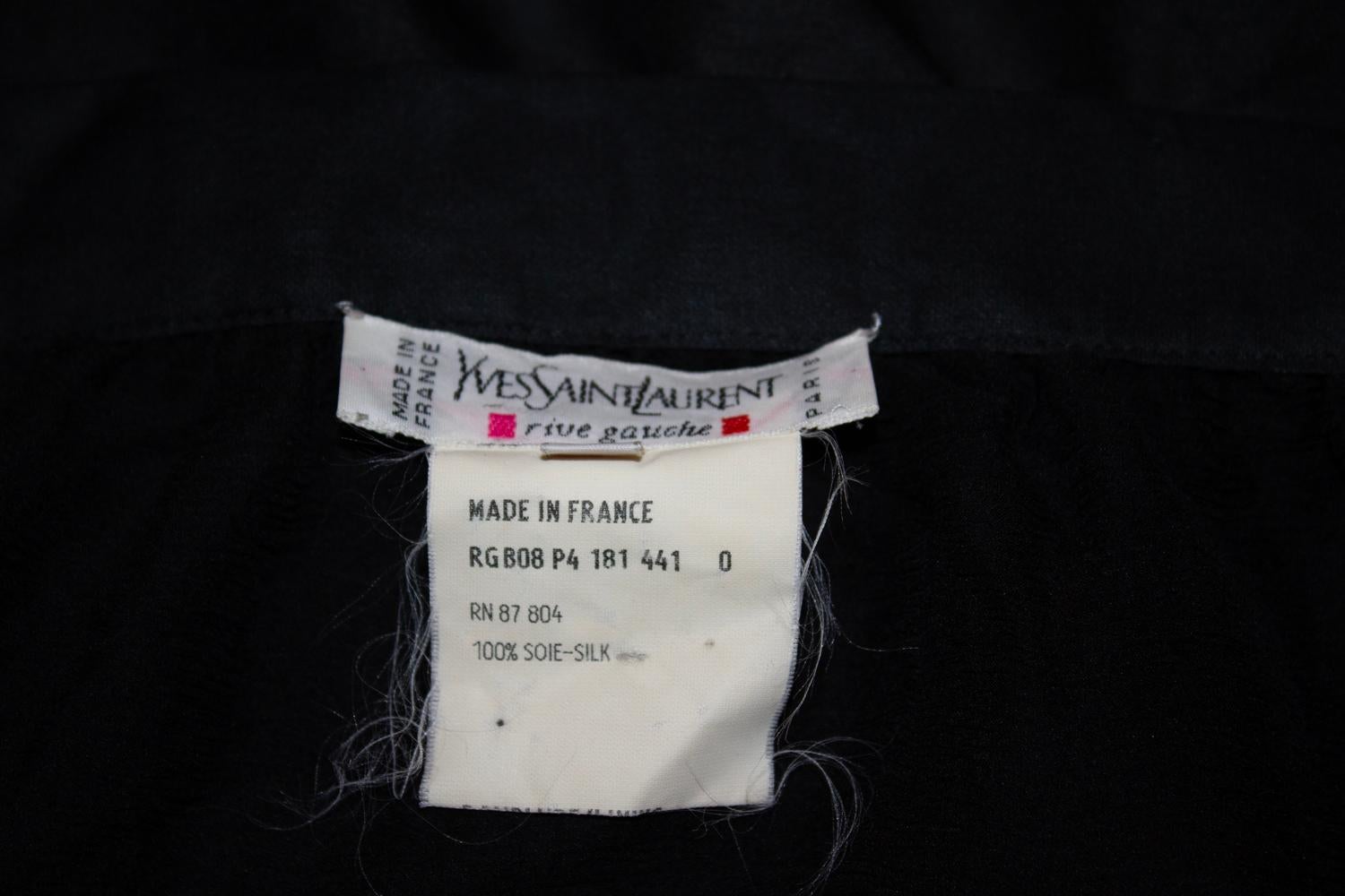 Una splendida gonna vintage in seta di Yves Saint Laurent Rive Gauche. Risalente al 1987, la gonna è composta da due strati di seta superba, con una fascia sul davanti - quindi la taglia può essere cambiata.
Taglia 40 Misure: Vita 27'', lunghezza 22'