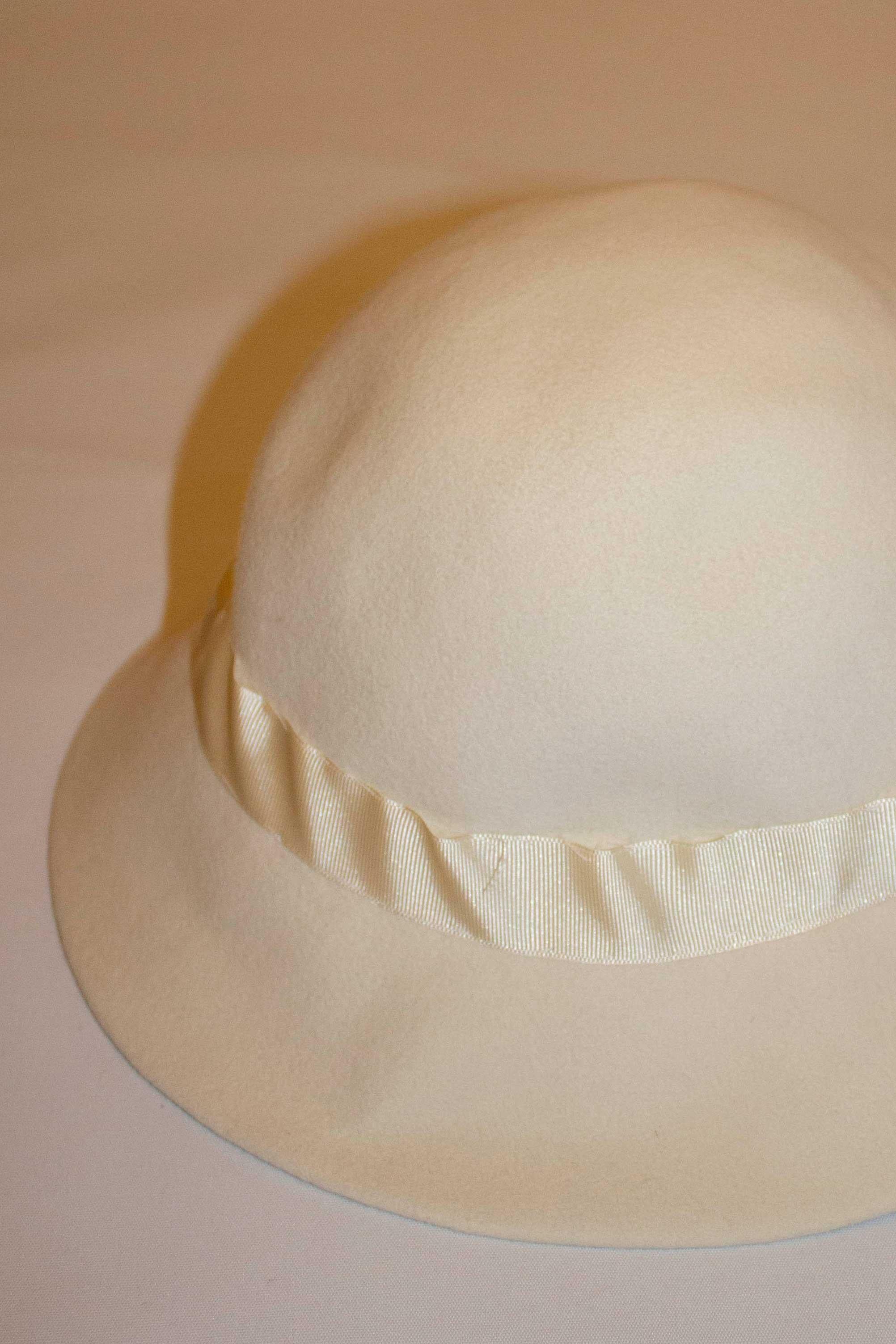 Vintage Yves Saint Laurent Rive Gauche  White Hat with Grossgrain Ribbon In Good Condition For Sale In London, GB