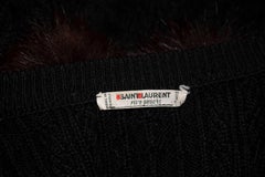 Yves Saint Laurent Rive Gauche Wollstrickjacke mit Pelzdetails.
