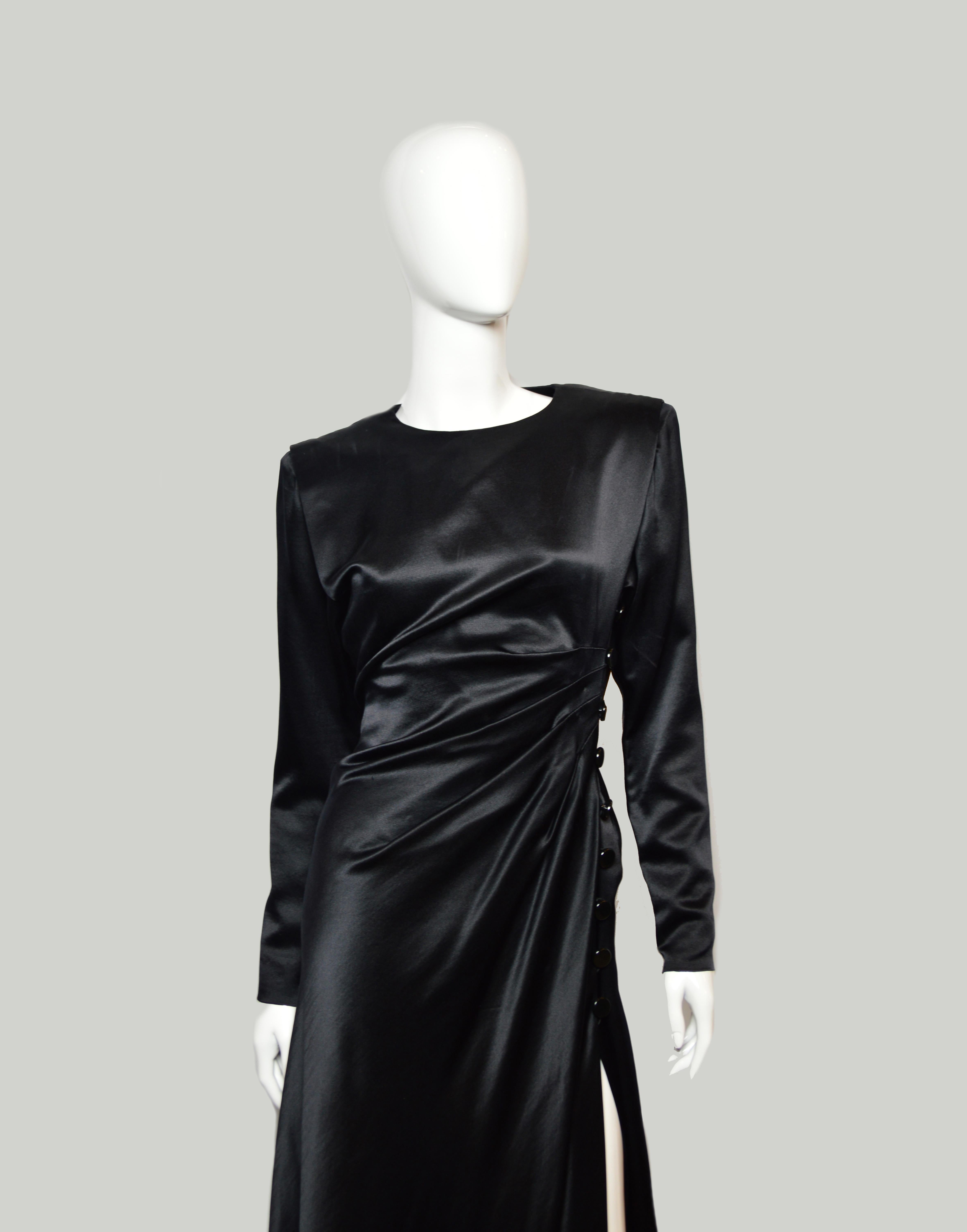 Yves Saint Laurent runway vintage black evening dress, Fall-winter 1987-1988 show.

A flowing dress of incredible beauty, accurately reflecting the style of the great couturier.

Shoulders with a clear line, draped with buttons in the chest area,