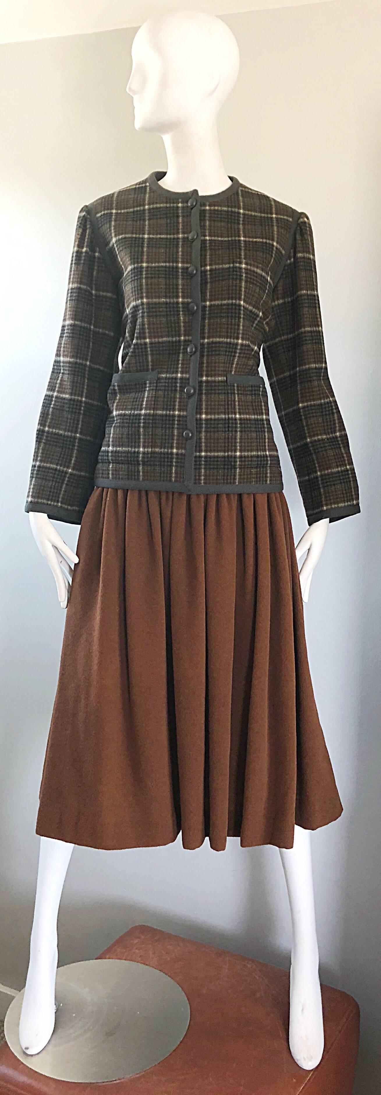 Ikone der 1970er Jahre YSL YVES SAINT LAURENT Paris 'Rive Gauche' Schurwolle Jacke und Rock Anzug aus der berühmten 1976 Russian Collection! Die Jacke ist mit einem karierten Windowpane-Muster in Grau, Taupe, Braun, Gelb und Elfenbein bedruckt.