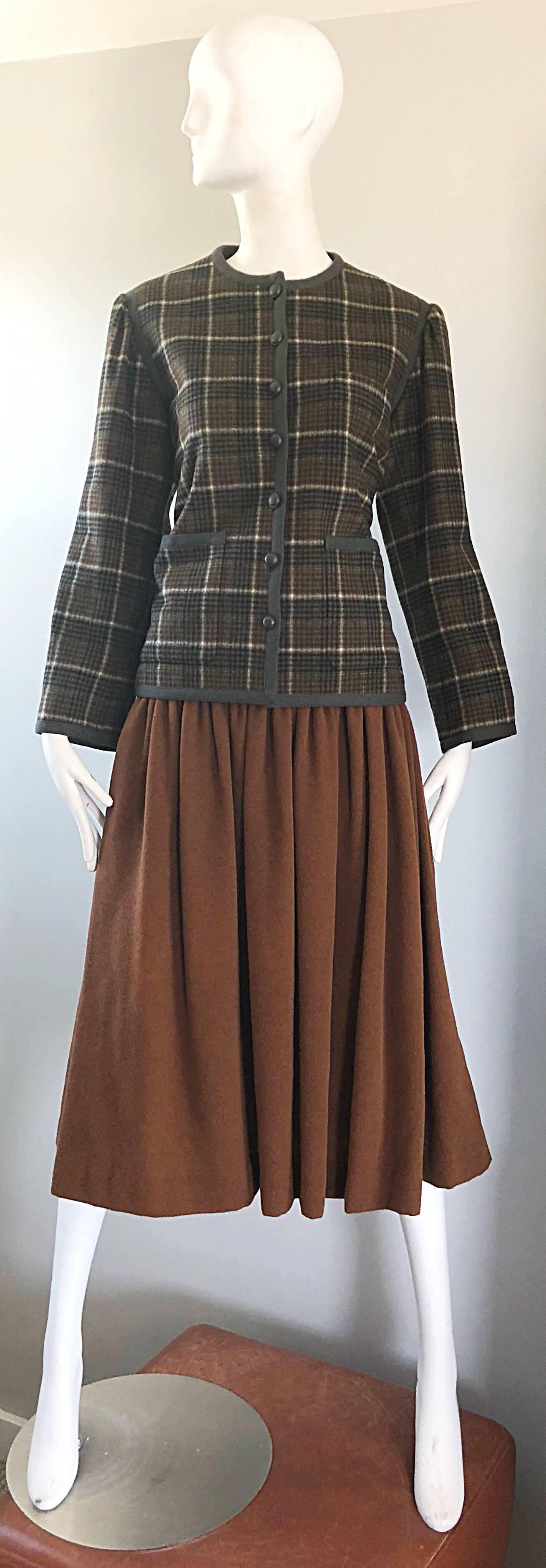 Iconique tailleur vintage des années 1970 YSL YVES SAINT LAURENT Paris 'Rive Gauche' veste et jupe en laine vierge de la fameuse collection russe de 1976 ! La veste présente un imprimé vichy à carreaux en gris, taupe, marron, jaune et ivoire.