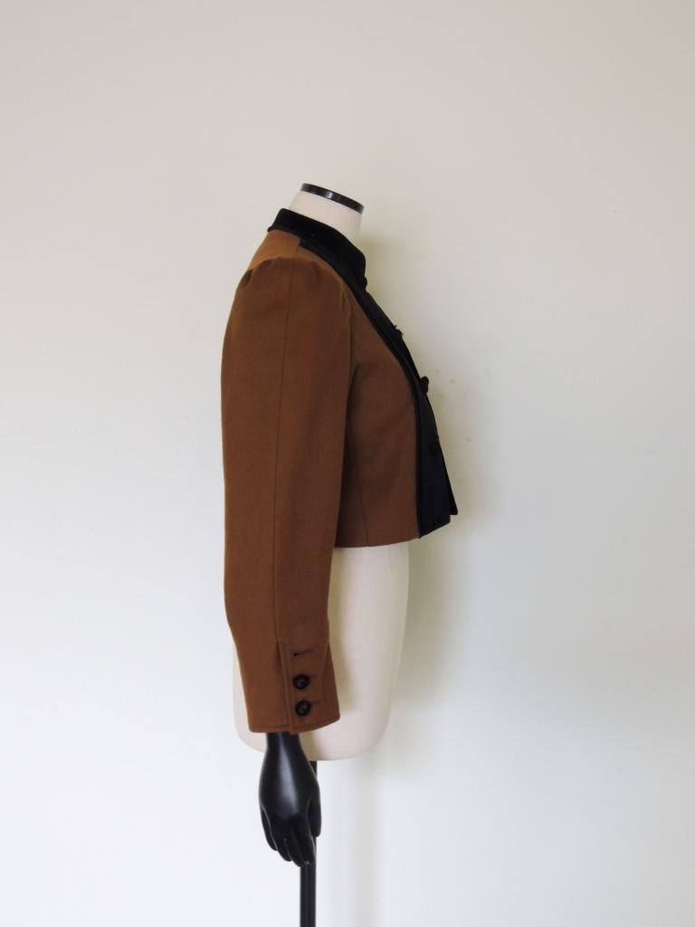 Il s'agit d'une veste vintage YSL Rive Gauche en laine marron. Je crois que c'est une pièce de la 