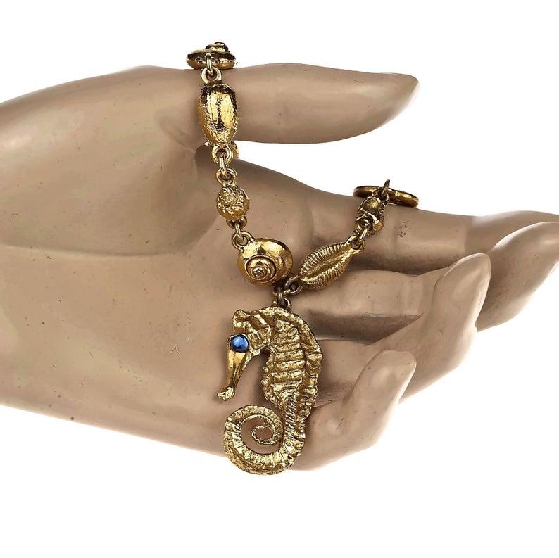 Vintage YVES SAINT LAURENT Seahorse Charm Sea Shells Bracelet In Excellent Condition For Sale In Kingersheim, Alsace