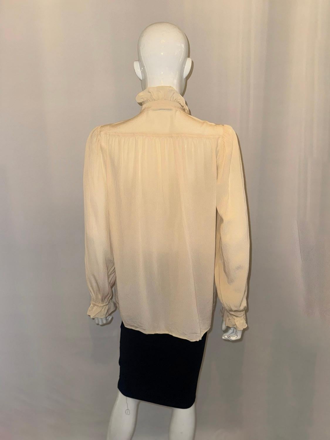 Beige Chemisier en soie vintage Yves Saint Laurent en vente