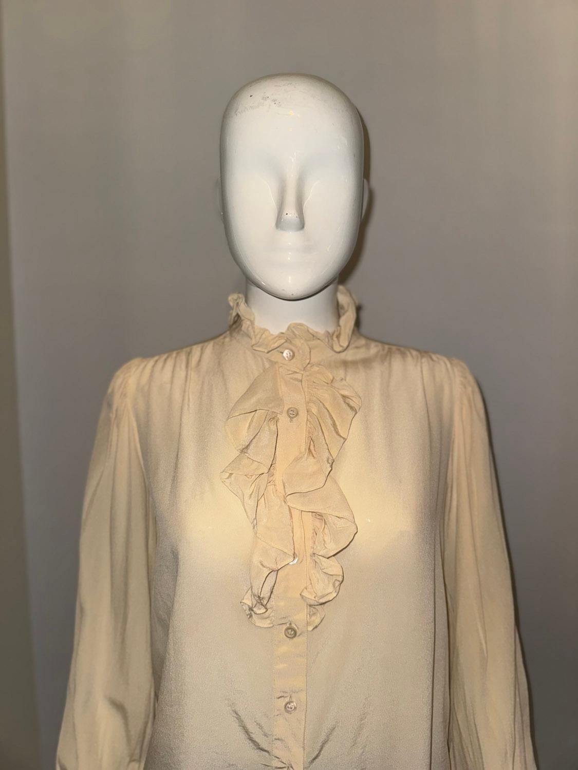 Chemisier en soie vintage Yves Saint Laurent en vente 1