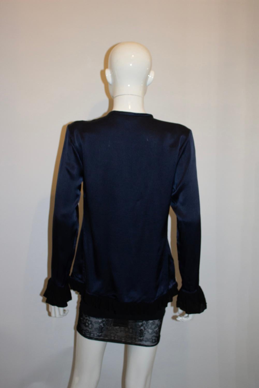 Nero Camicetta vintage in seta di Yves Saint Laurent con dettagli a balze in vendita