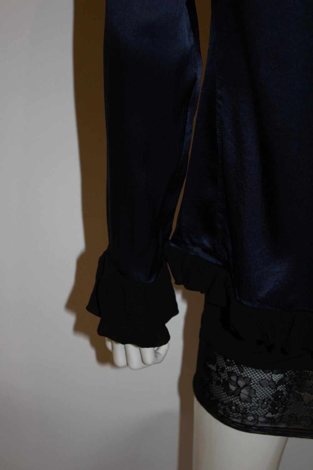 Donna Camicetta vintage in seta di Yves Saint Laurent con dettagli a balze in vendita