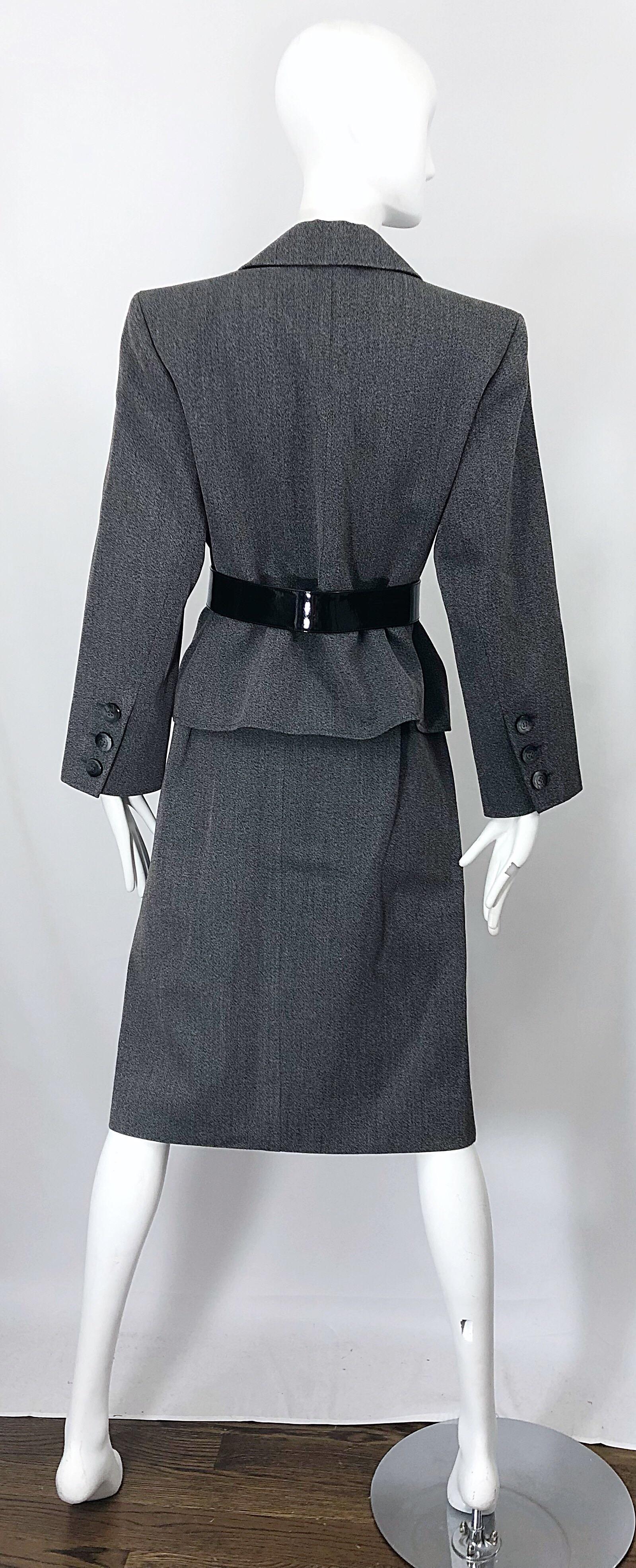 Gris Yves Saint Laurent - Tailleur jupe à ceinture en laine grise, taille 12 / 14, vintage, années 1980, 46 en vente