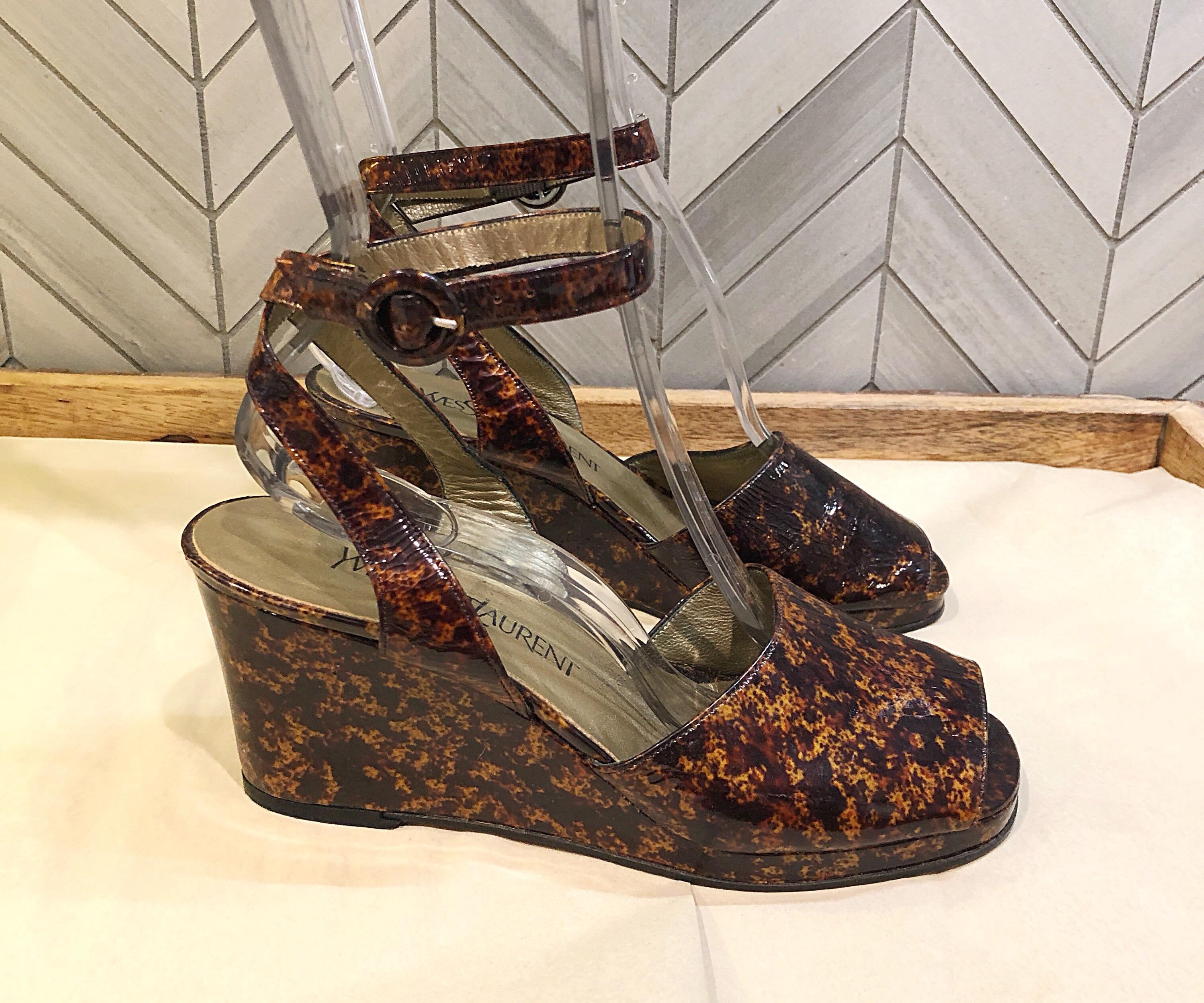 Vintage Yves Saint Laurent Size 7.5 Tortoise Brown + Black Patent Leather Wedges In Good Condition In San Diego, CA