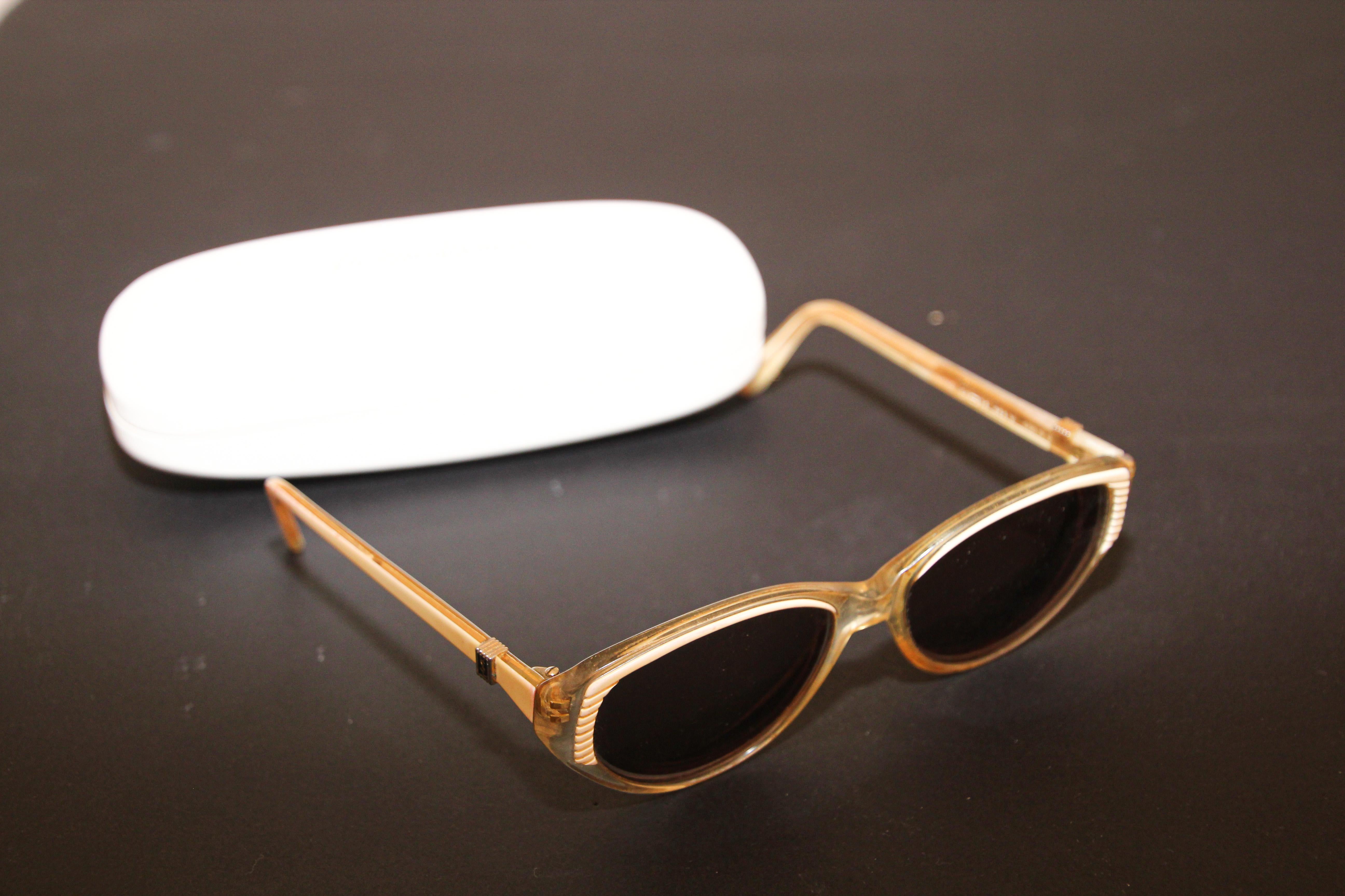 Vintage Yves Saint Laurent sunglasses.
Vintage 1990s oval YSL sunglasses, vintage Yves St Laurent silver sunglasses, brown lens, YSL.
These sharp shades are Yves Saint Laurent iclassic 1990s oval frames, they've got the YSL Logo on the temples.