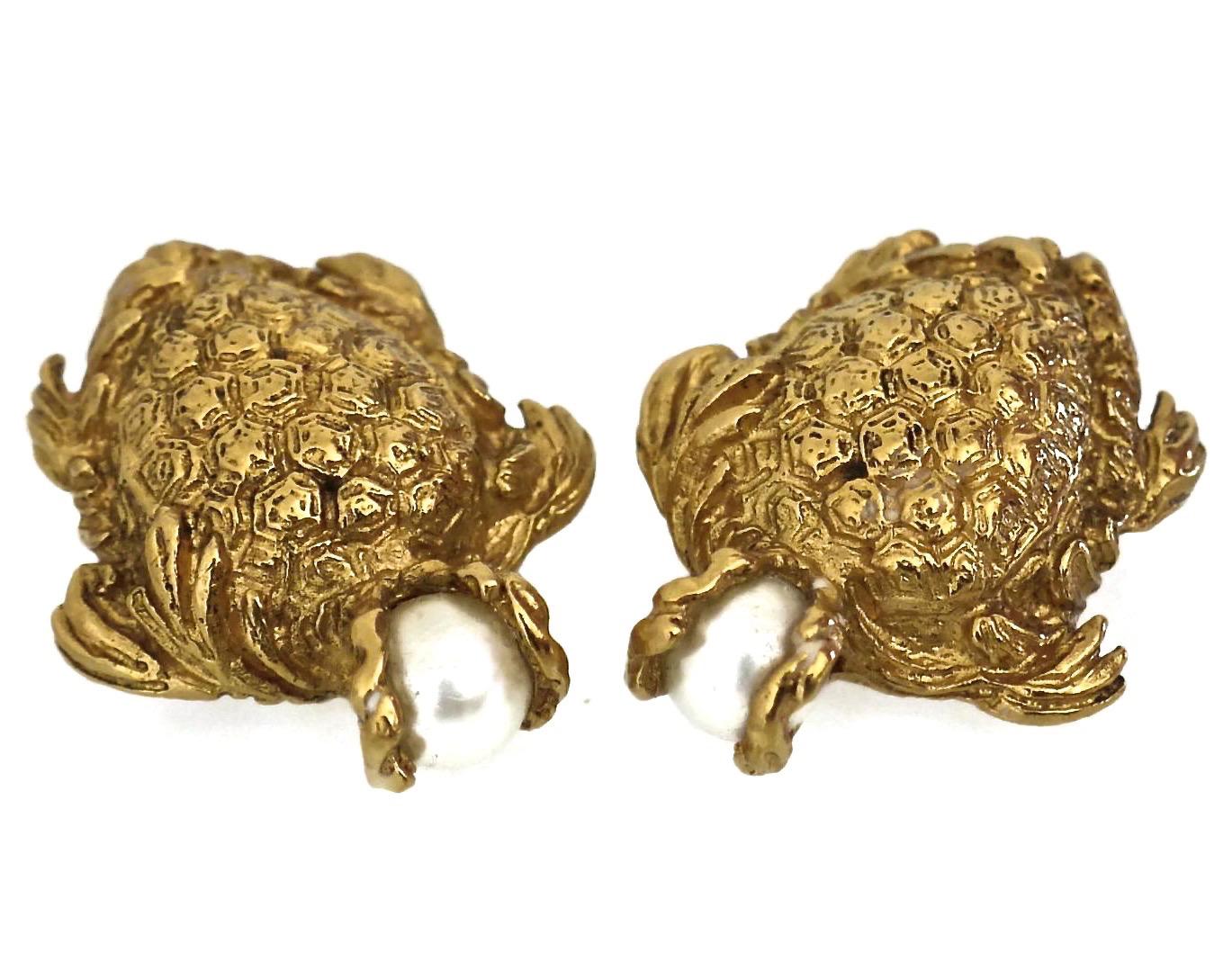 Vintage YVES SAINT LAURENT Turtle Pearl Earrings In Excellent Condition For Sale In Kingersheim, Alsace