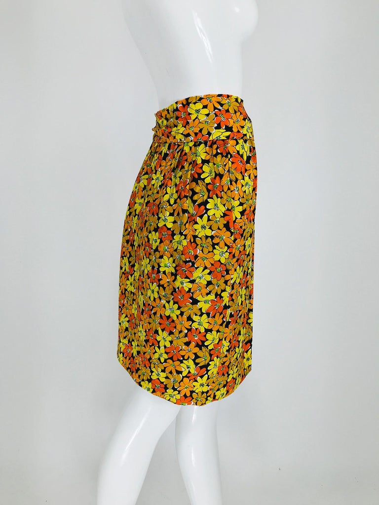 Yves Saint Laurent - Jupe portefeuille vintage en soie imprimée à fleurs  vives - En vente sur 1stDibs