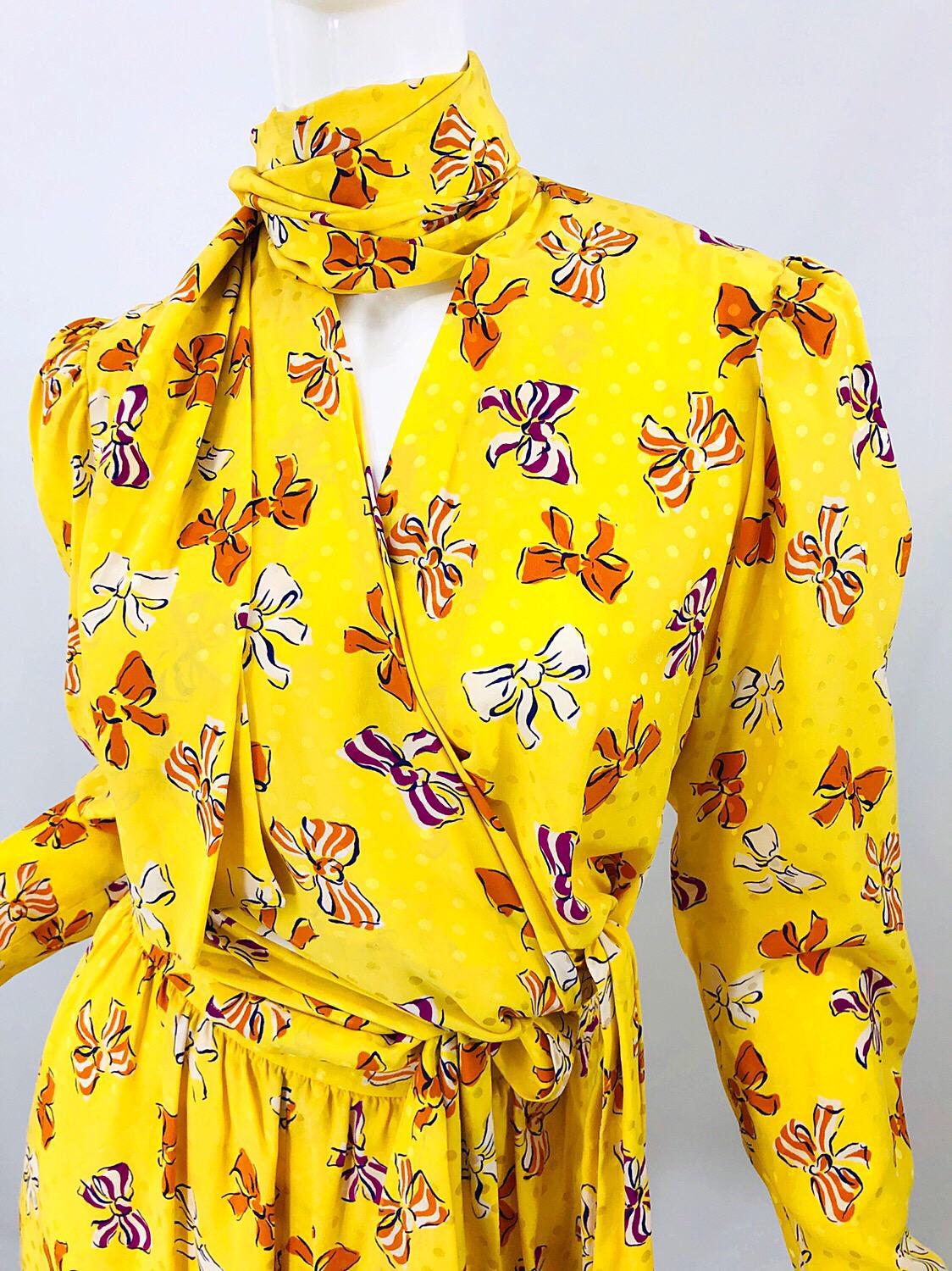 Yves Saint Laurent, chemisier et jupe en soie jaune imprimé nœud, défilé printemps-été 1987 en vente 4