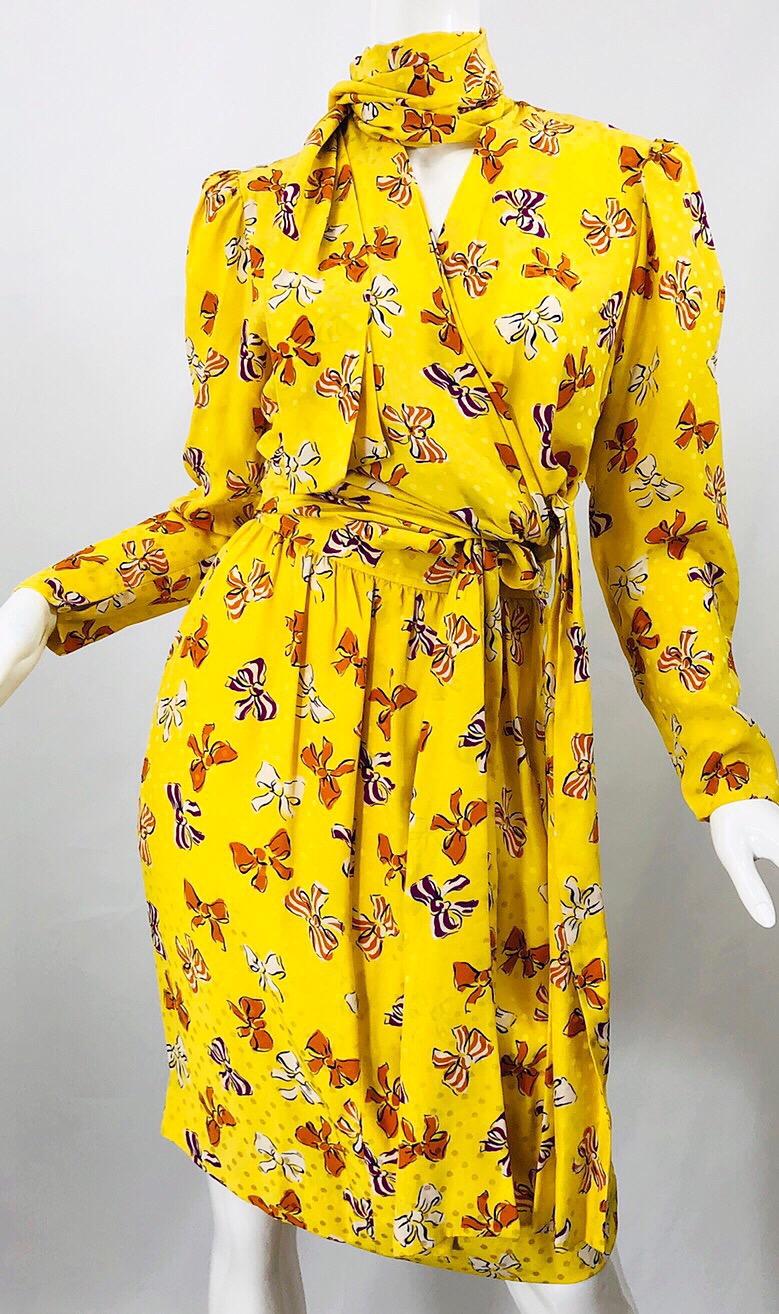 Jaune Yves Saint Laurent, chemisier et jupe en soie jaune imprimé nœud, défilé printemps-été 1987 en vente