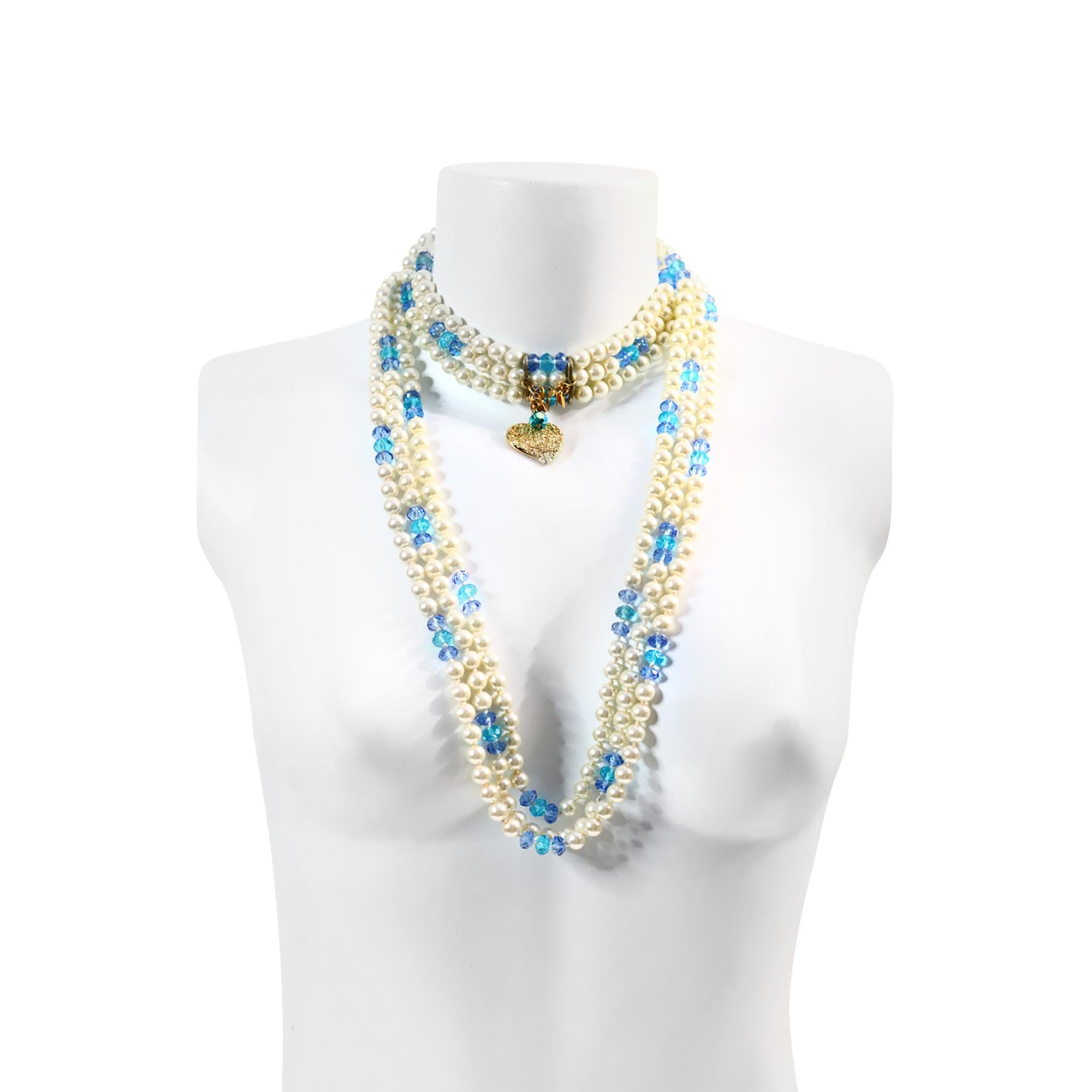 Collar vintage Yves Saint Laurent YSL de 3 vueltas de perlas y cuentas azules Circa 1990s.  Muy diferente.  Las Tres Tiras tienen tres cuentas mezcladas con las Perlas para compensar el color. Están unidas por un Corazón Colgante de Oro en la