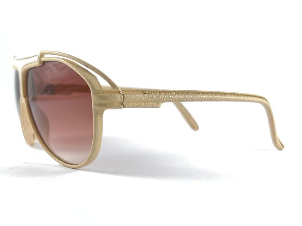 Vintage Yves Saint Laurent YSL 8359 Beige Leather 1980 France Sunglasses In New Condition In Baleares, Baleares