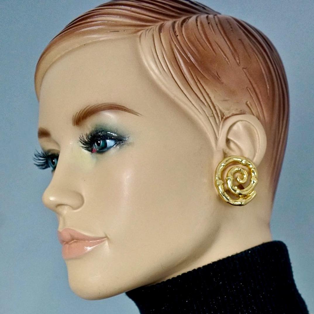 Vintage YVES SAINT LAURENT Ysl Bamboo Spiral Earrings

Measurements:
Height: 1.29 inches (3.3 cm)
Width: 1.18 inches (3 cm)
Weight per Earring: 13 grams

Features:
- 100% Authentic YVES SAINT LAURENT.
- Gilt bamboo spiral earrings.
- Clip back