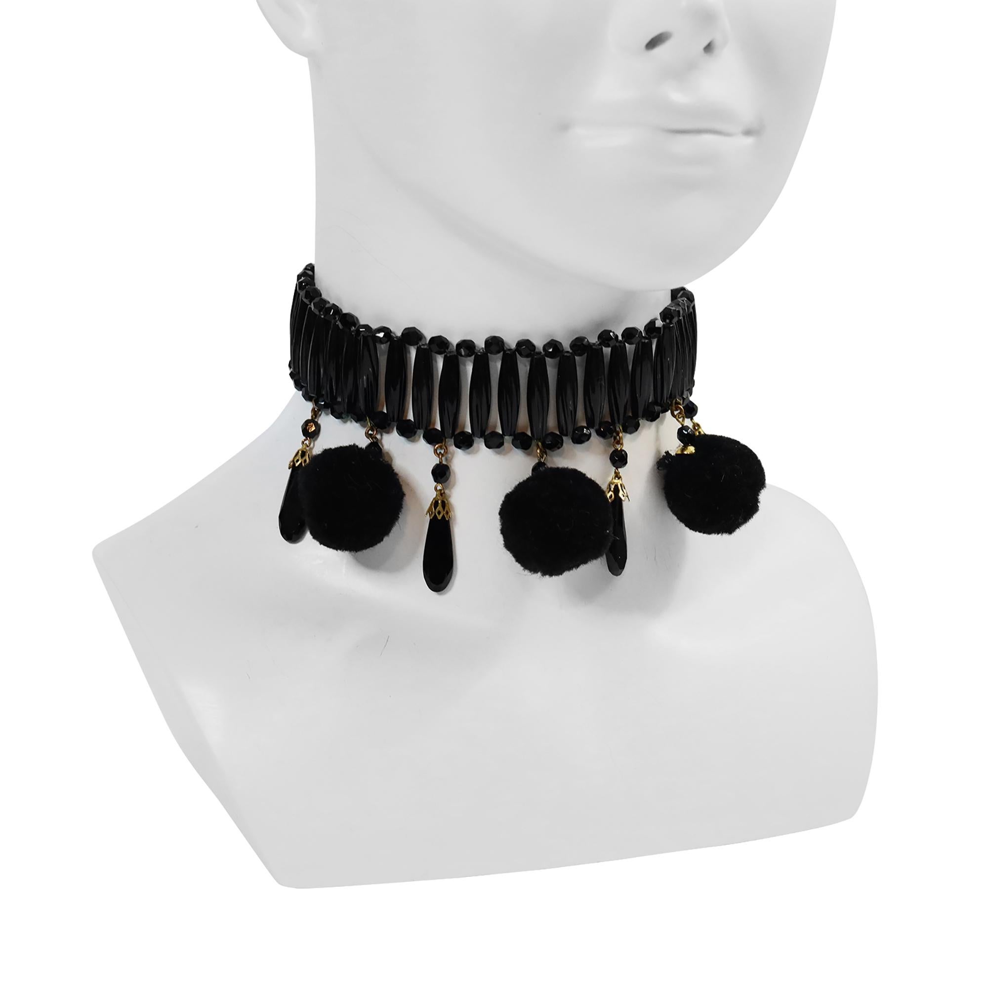 Girocollo nero vintage con perline e poms penzolanti.  Attribuito a Yves Saint Laurent YSL ma non firmato.  Tres Chic. 13 
