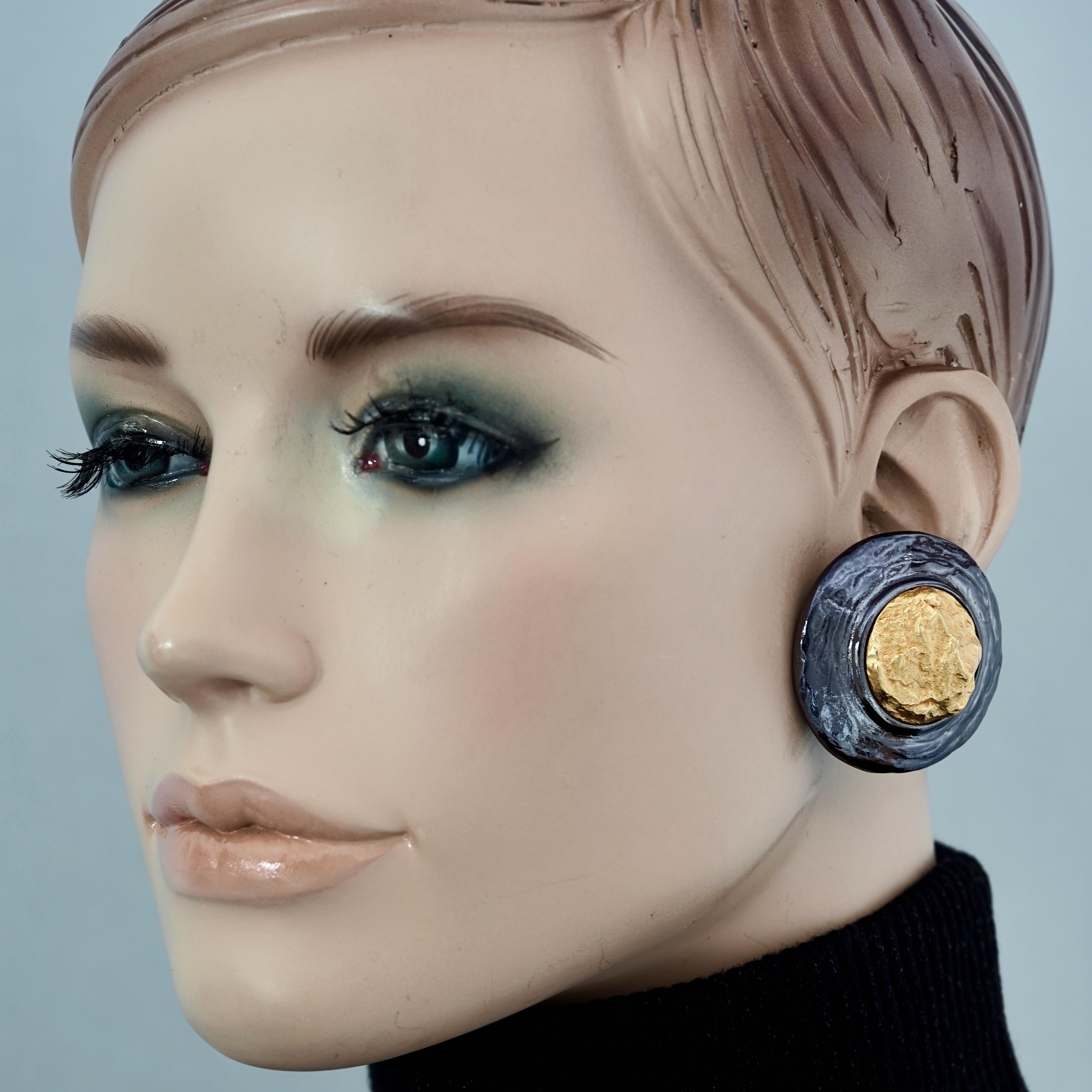 Vintage YVES SAINT LAURENT Ysl Black Enamel Textured Gold Nugget Disc Earrings

Measurements:
Height: 1.57 inches (4 cm)
Width: 1.57 inches (4 cm)
Weight per Earring: 30 grams

Features:
- 100% Authentic YVES SAINT LAURENT.
- Disc earrings in black