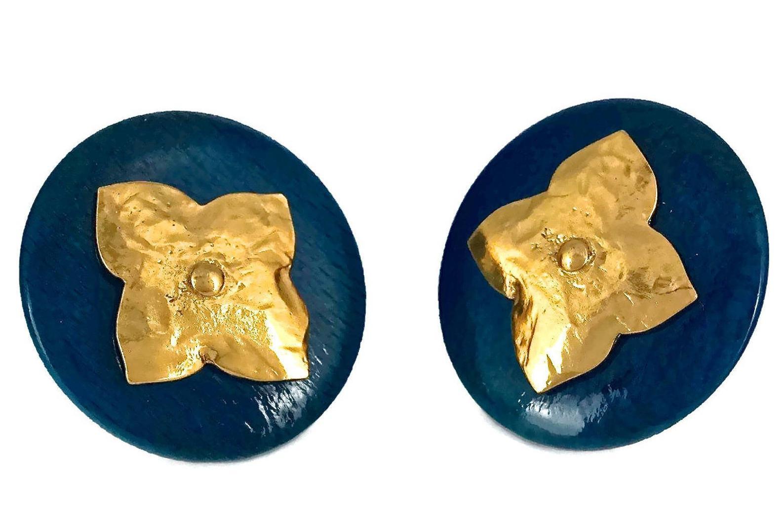 Vintage YVES SAINT LAURENT Ysl Blue Wood Textured Gilt Flower Earrings In Excellent Condition For Sale In Kingersheim, Alsace