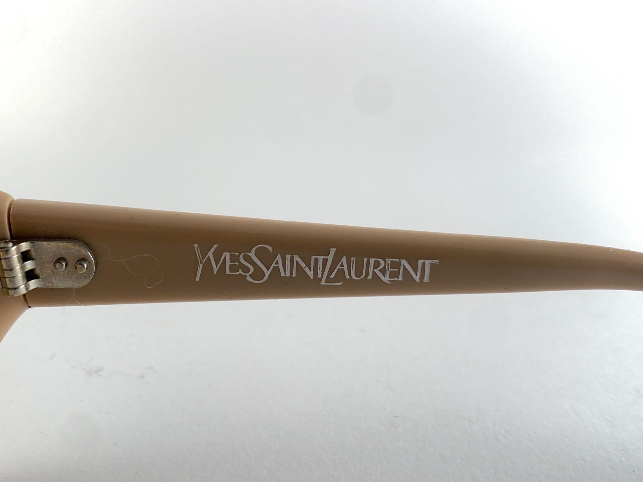 Femenino o masculino Vintage Yves Saint Laurent YSL Bug Eye 1980 France Sunglasses en venta