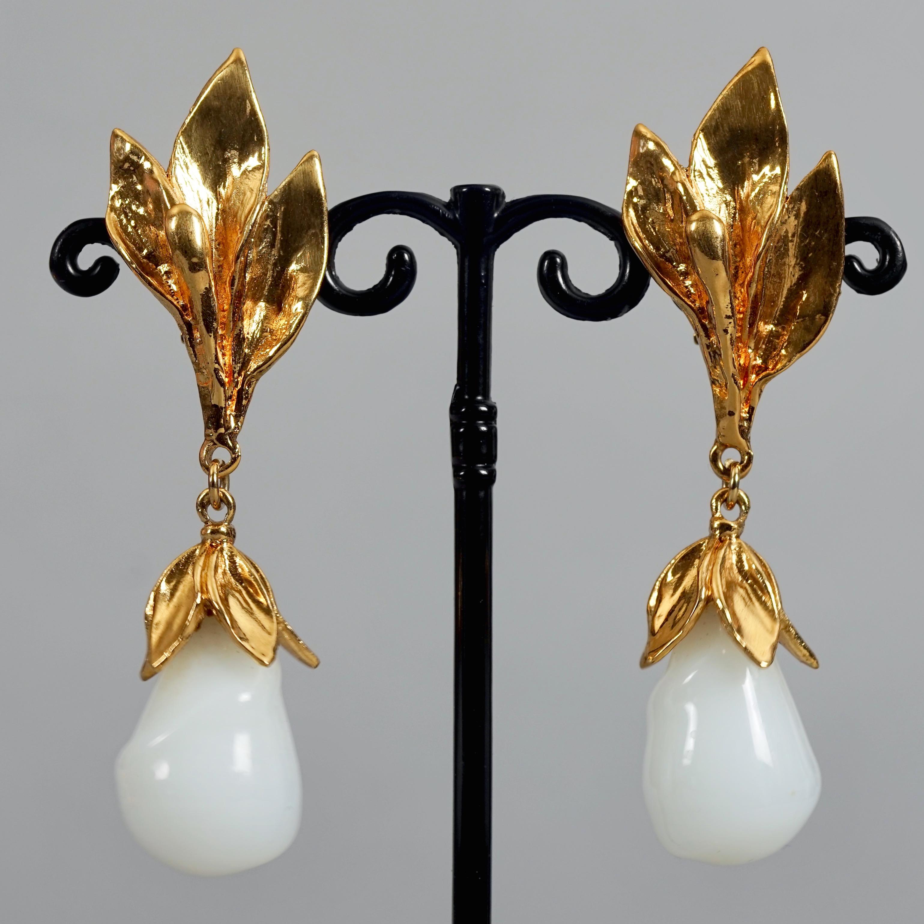 Vintage YVES SAINT LAURENT Ysl by Goossens Flower Glass Milk Teardrop Earrings In Excellent Condition In Kingersheim, Alsace