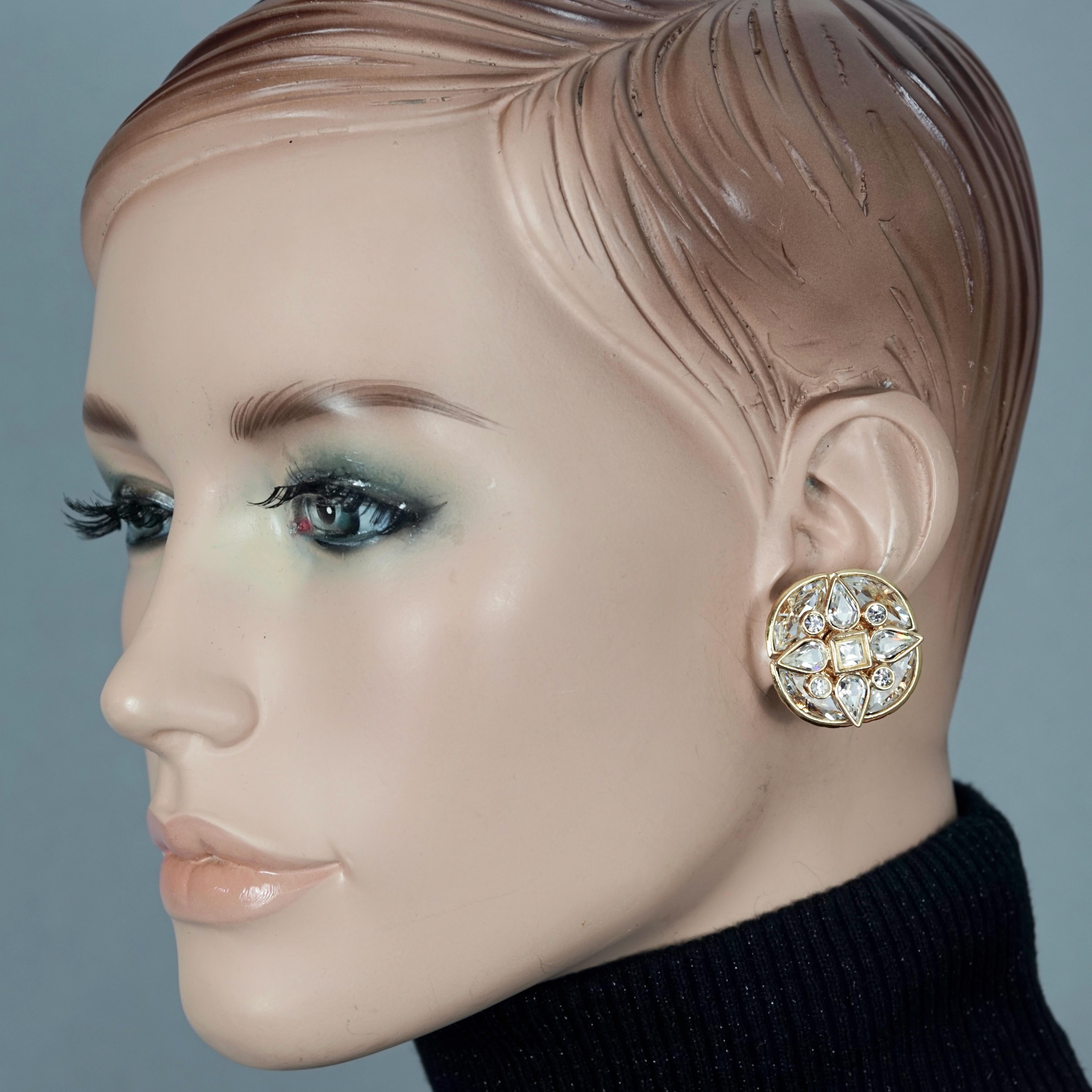 Vintage YVES SAINT LAURENT Ysl by Goossens Flower Overlay Rhinestones Earrings

Measurements:
Height: 1.06 inches (2.7 cm)
Width: 1.06 inches (2.7 cm)
Weight per Earring: 15 grams

Features:
- 100% Authentic YVES SAINT LAURENT.
- Round rhinestone