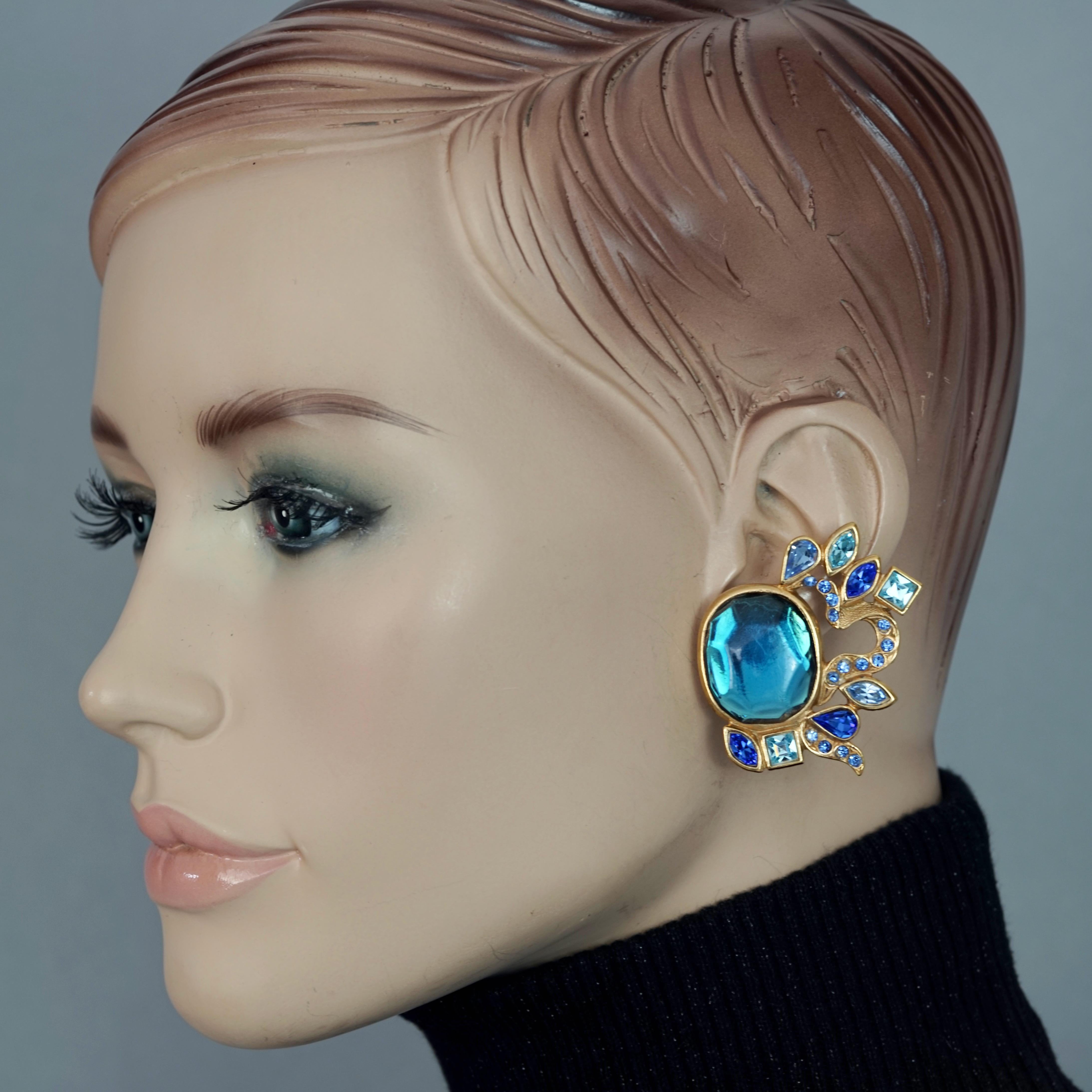 Vintage YVES SAINT LAURENT Ysl by Goossens Ornate Faceted Blue Stone Earrings

Measurements:
RIGHT EARRING
Height: 2.05 inches (5.2 cms)
Width: 1.65 inches (4.2 cms)
Weight: 19 grams

LEFT EARRING
Height: 1.89 inches (4.8 cms)
Width: 1.50 inches