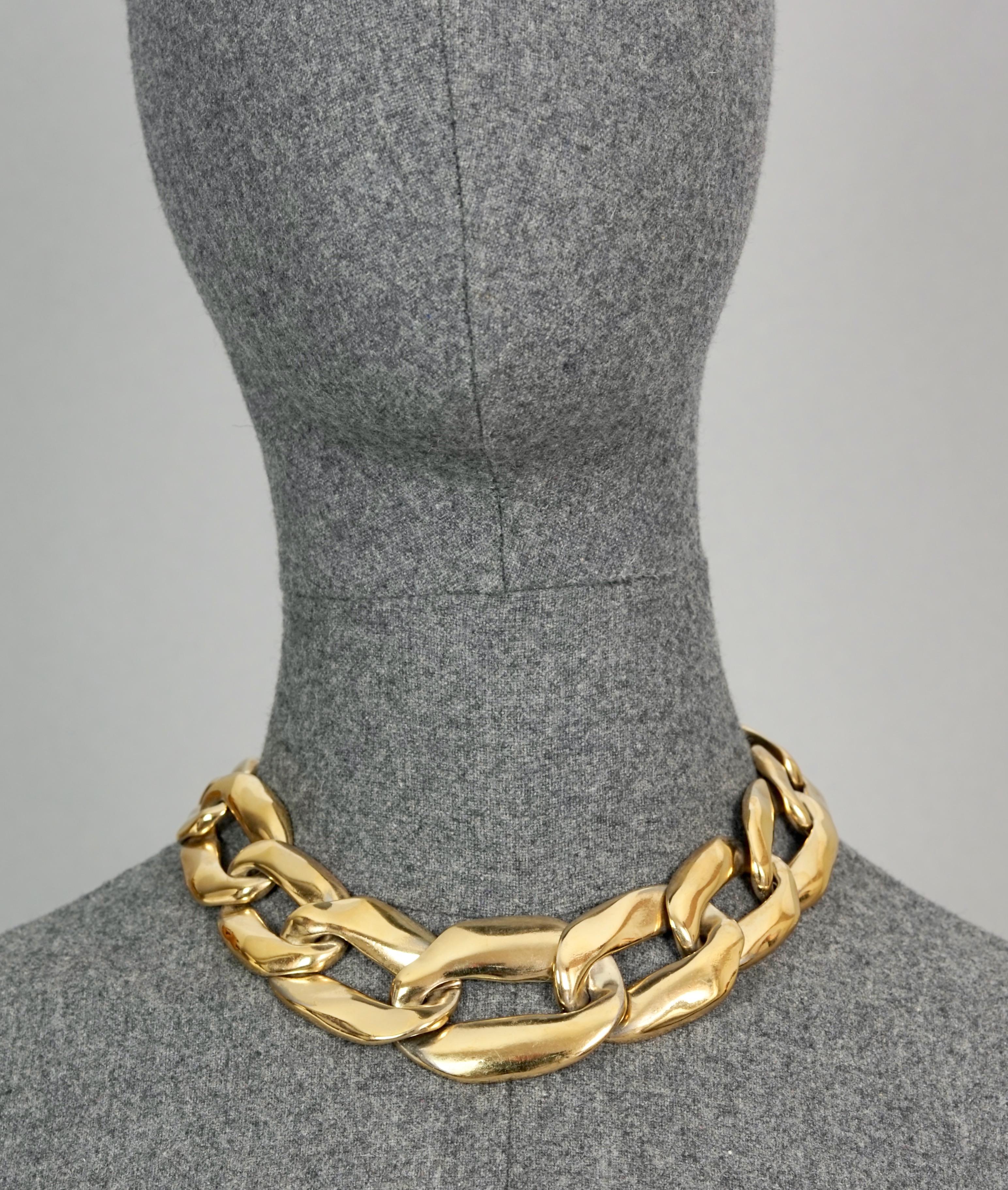 Vintage YVES SAINT LAURENT Ysl by Robert Goossens Chunky Chain Links Necklace

Measurements:
Height: 1.45 inches (3.7 cm)
Wearable Length: 16.92 inches (43 cm) to 19.29 inches (49 cm)

Features:
- 100% Authentic YVES SAINT LAURENT by Robert