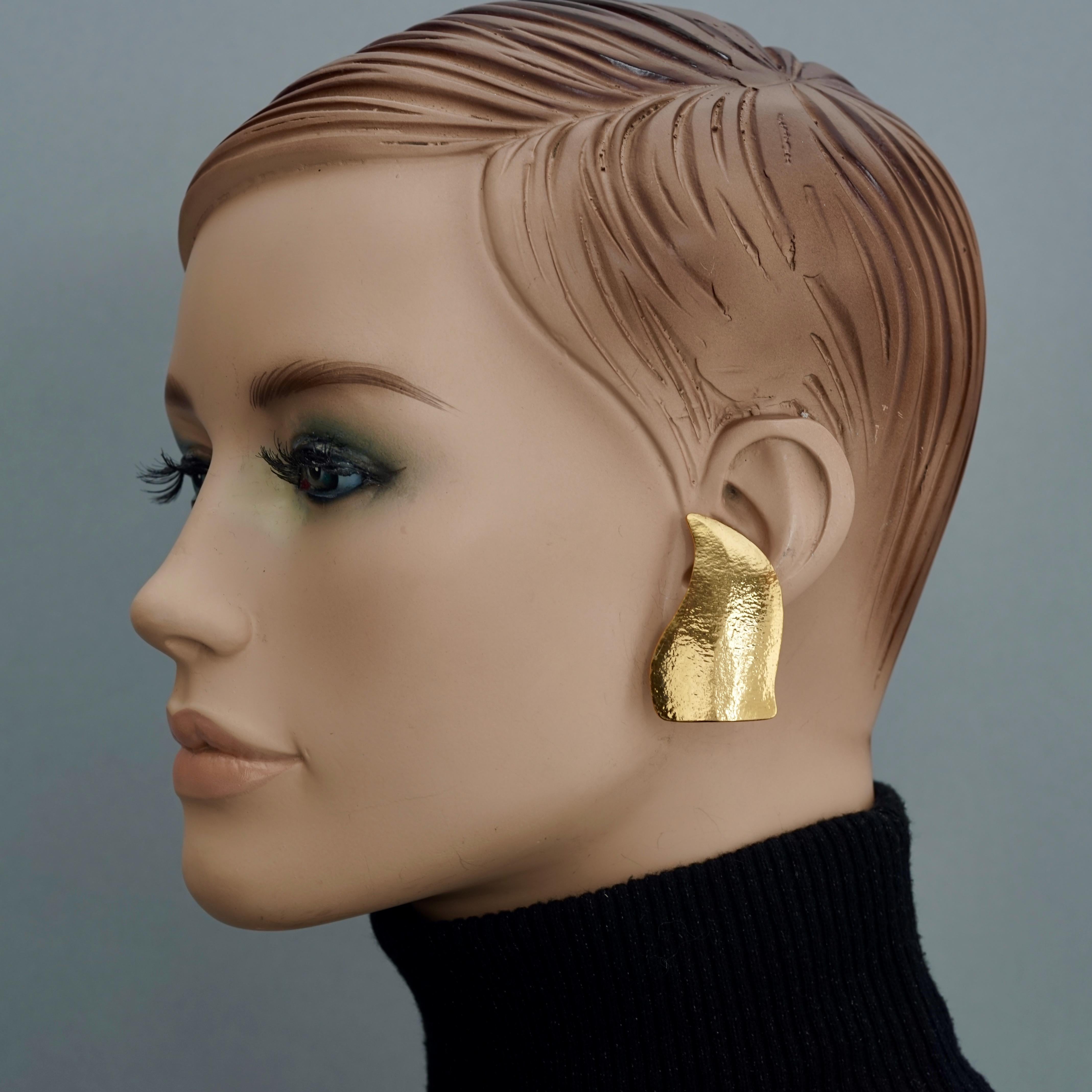 Vintage YVES SAINT LAURENT Ysl by Robert Goossens Flame Earrings

Measurements:
Height: 1.38 inches (3.5 cm)
Width: 1.38 inches (3.5 cm)
Weight per Earring: 18 grams

Features:
- 100% Authentic YVES SAINT LAURENT by Robert Goossens.
- Textured flame
