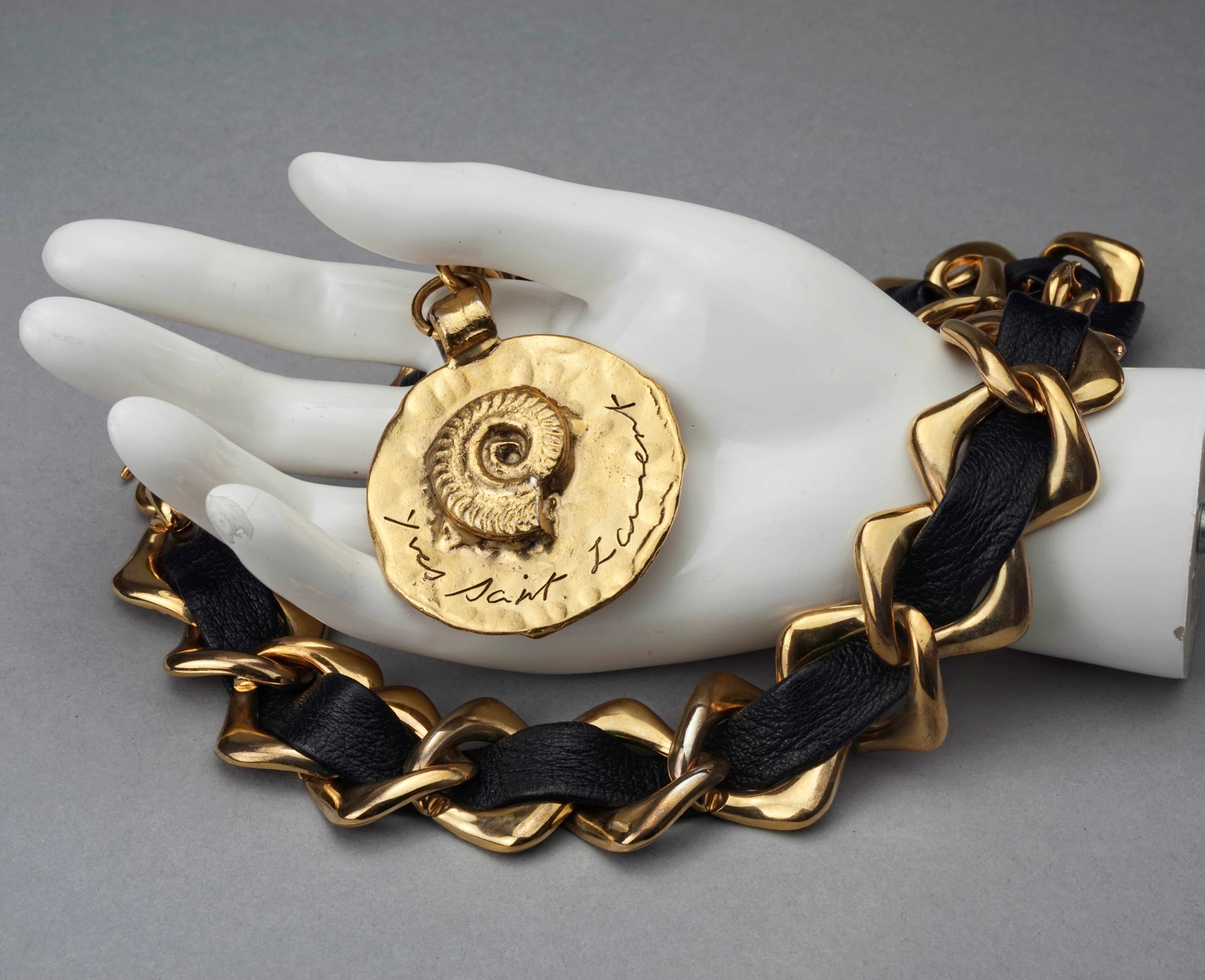 YVES SAINT LAURENT Ysl par Robert Goossens, médaillon fossile en cuir vintage en vente 5