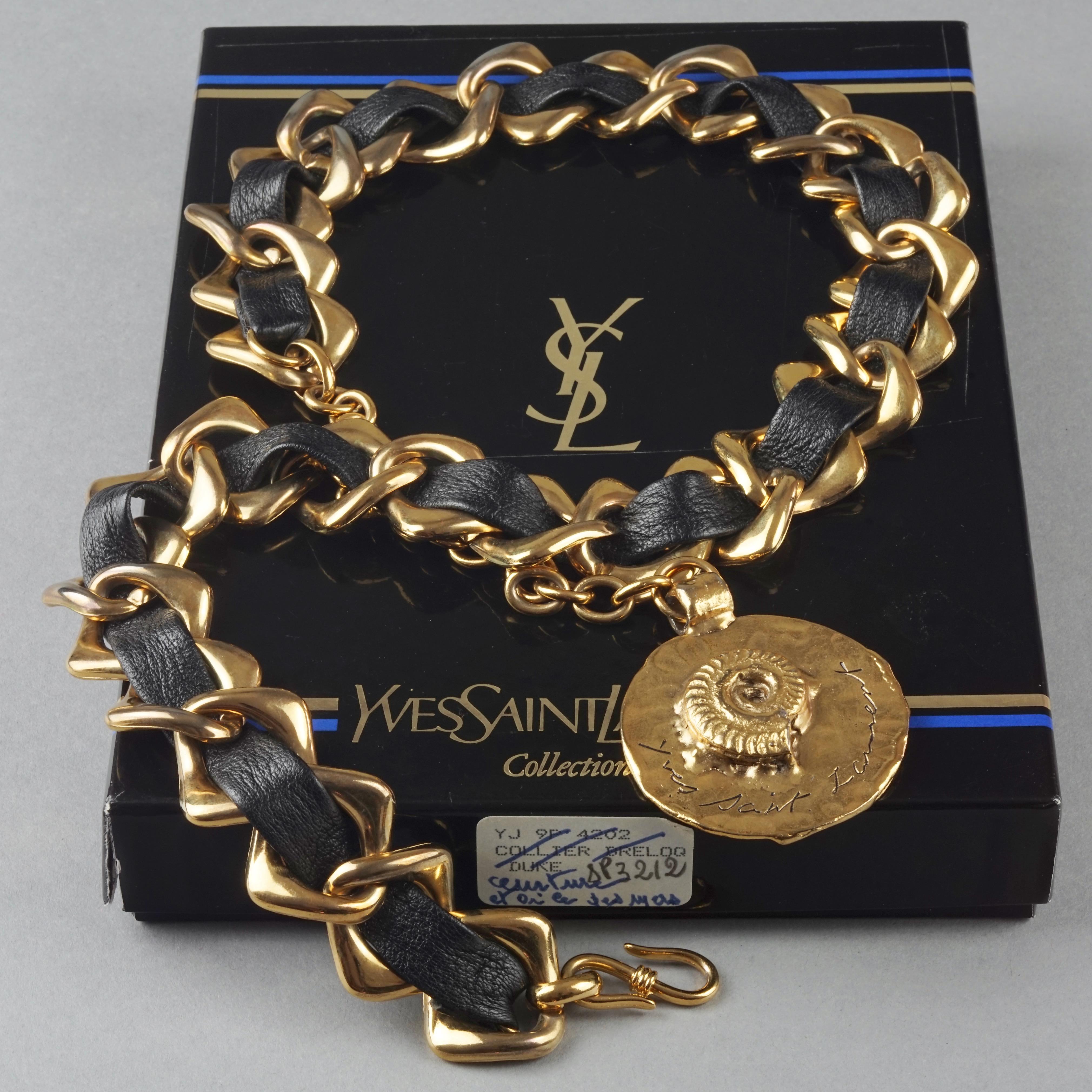 YVES SAINT LAURENT Ysl par Robert Goossens, médaillon fossile en cuir vintage Bon état - En vente à Kingersheim, Alsace